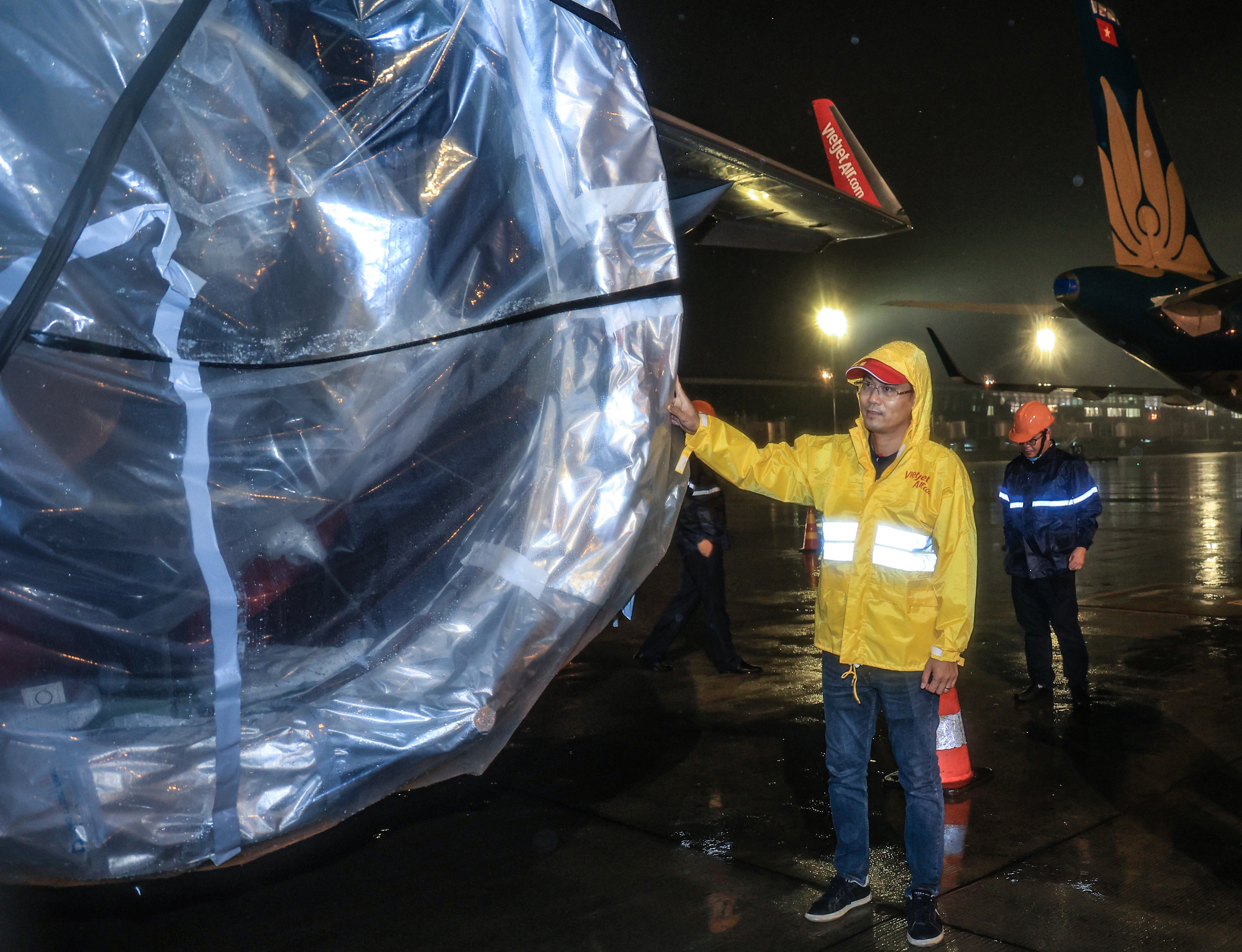 Cận cảnh t&agrave;u bay được chằng n&eacute;o ở Nội B&agrave;i trước b&atilde;o số 3- Ảnh 9.