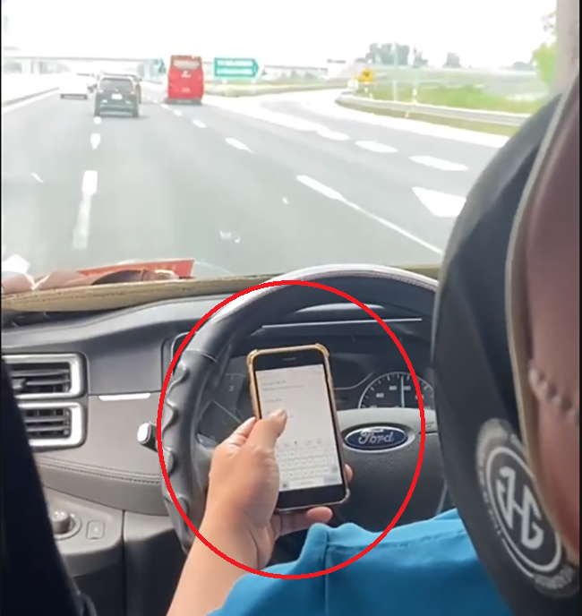 T&agrave;i xế xe kh&aacute;ch "lướt" điện thoại khi đi tr&ecirc;n cao tốc bị phạt 5 triệu đồng- Ảnh 1.