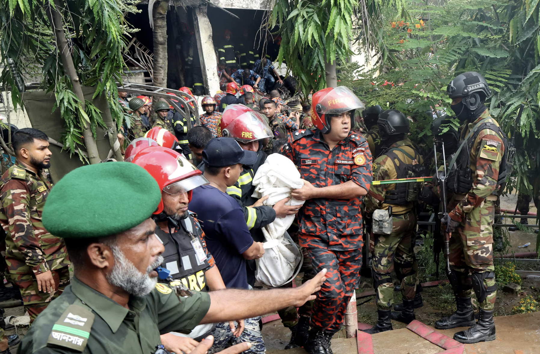 Bangladesh: M&aacute;y bay huấn luyện rơi xuống trường học, &iacute;t nhất 19 người thiệt mạng- Ảnh 1.