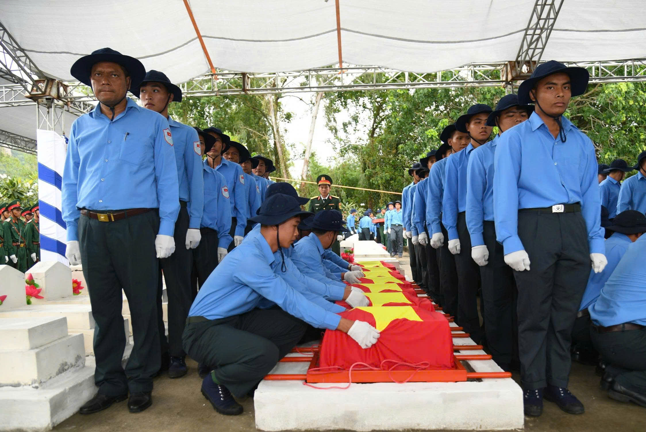 Thủ tướng Phạm Minh Ch&iacute;nh dự lễ truy điệu, an t&aacute;ng h&agrave;i cốt liệt sĩ tại An Giang- Ảnh 3.