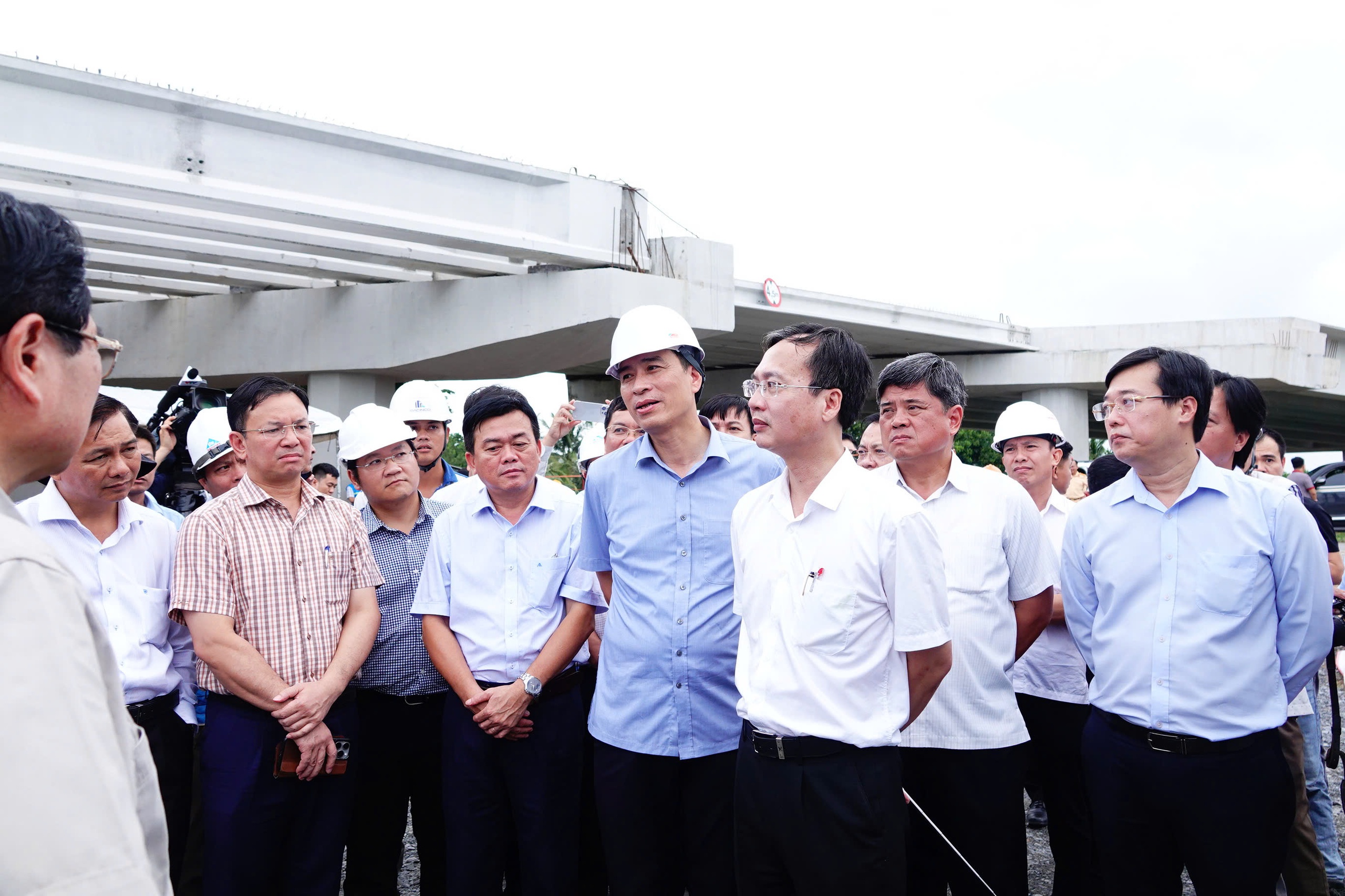 Thủ tướng chỉ đạo thi c&ocirc;ng đảm bảo tiến độ dự &aacute;n th&agrave;nh phần 1 cao tốc Cao L&atilde;nh - An Hữu- Ảnh 2.