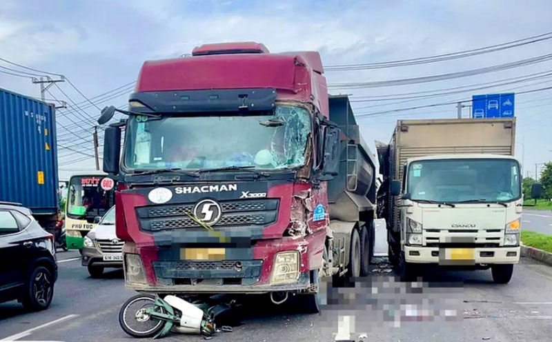 Hiện trường vụ tai nạn li&ecirc;n ho&agrave;n tr&ecirc;n QL1 - Ảnh: Phạm Hải.