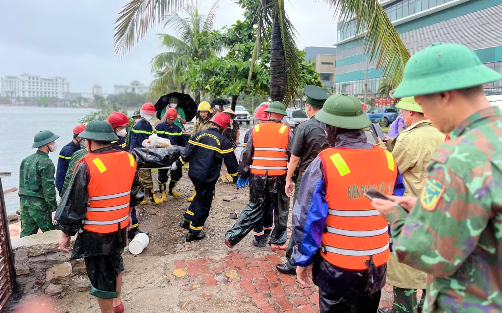 T&igrave;m thấy thi thể nam giới nghi nạn nh&acirc;n trong vụ lật t&agrave;u  ở vịnh Hạ Long