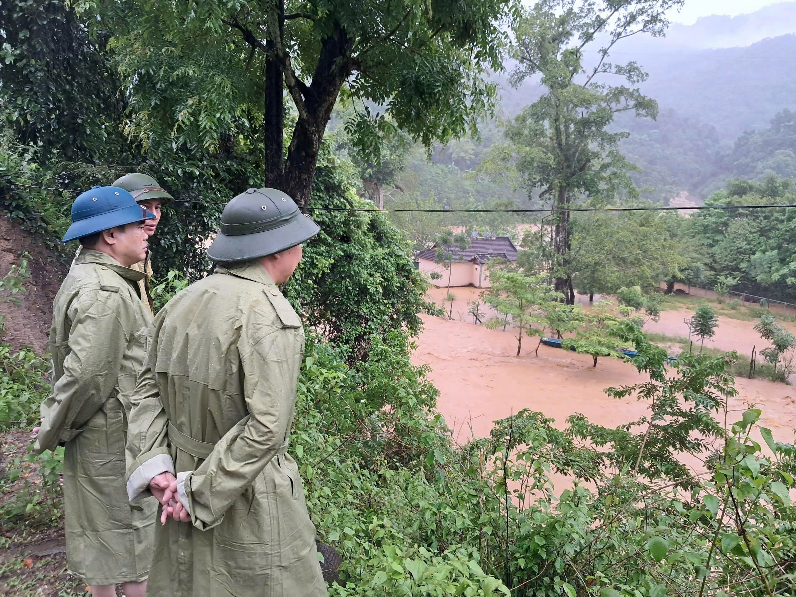 Lũ lớn ập về nhiều x&atilde; v&ugrave;ng bi&ecirc;n ở Nghệ An: Giao th&ocirc;ng chia cắt, nh&agrave; ngập đến m&aacute;i- Ảnh 2.