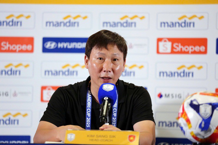 Sau trận thắng U23 Campuchia, HLV Kim gửi lời chia buồn về việc ch&igrave;m t&agrave;u tại Hạ Long- Ảnh 1.
