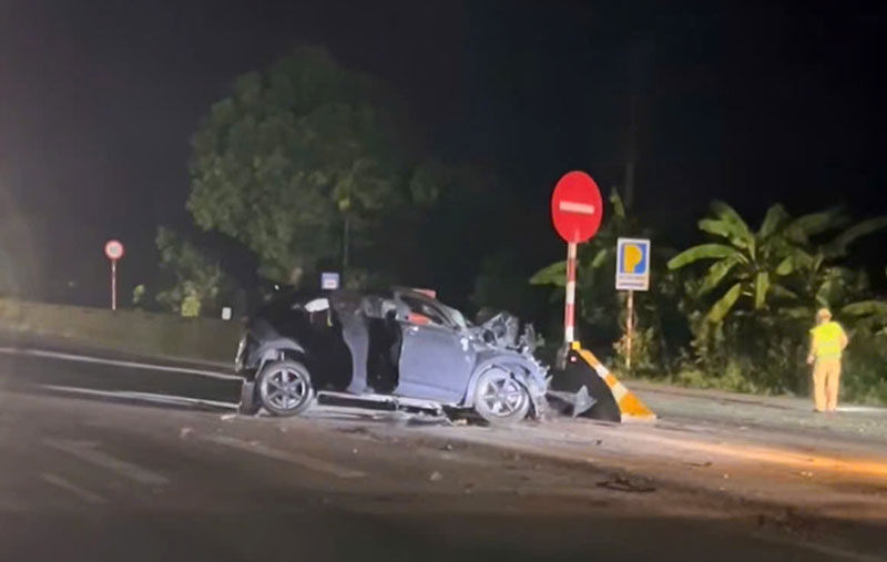 Chiếc &ocirc; t&ocirc; 5 chỗ của anh B bị hư hỏng nặng sau vụ tai nạn li&ecirc;n ho&agrave;n.