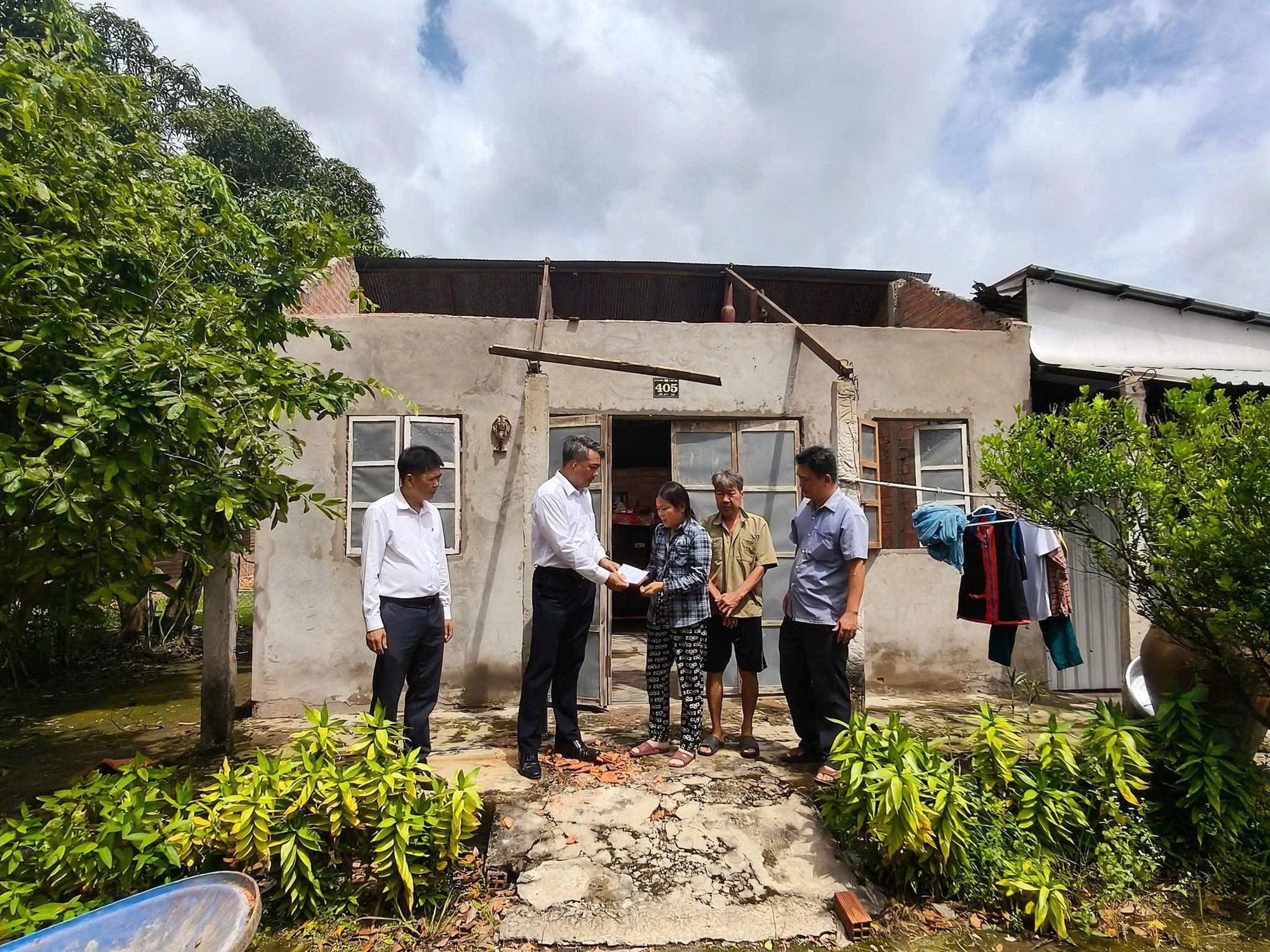 Mưa gi&ocirc;ng, lốc xo&aacute;y l&agrave;m sập, tốc m&aacute;i h&agrave;ng chục căn nh&agrave; ở C&agrave; Mau v&agrave; T&acirc;y Ninh- Ảnh 2.