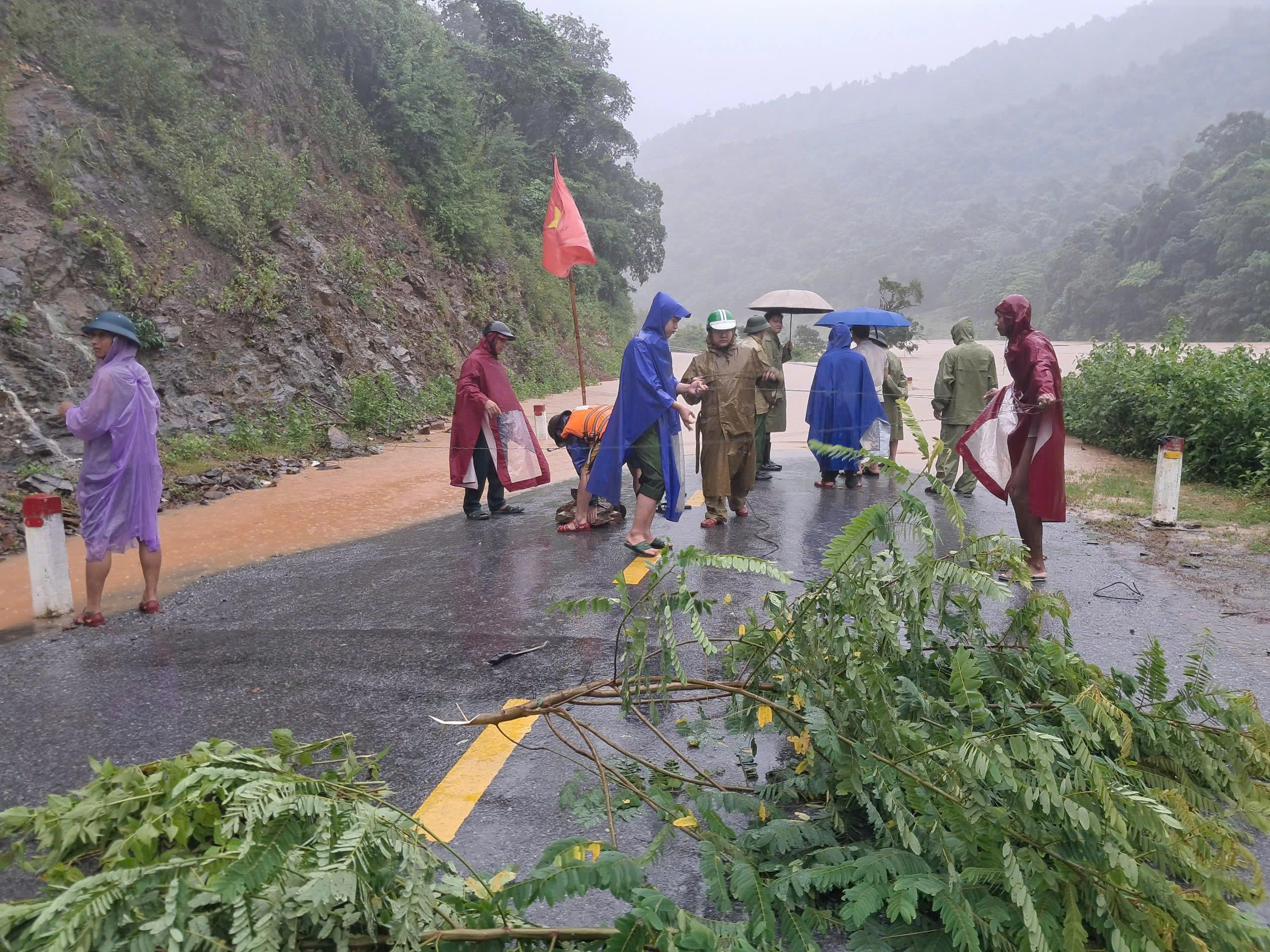 Lũ lớn ập về nhiều x&atilde; v&ugrave;ng bi&ecirc;n ở Nghệ An: Giao th&ocirc;ng chia cắt, nh&agrave; ngập đến m&aacute;i- Ảnh 3.