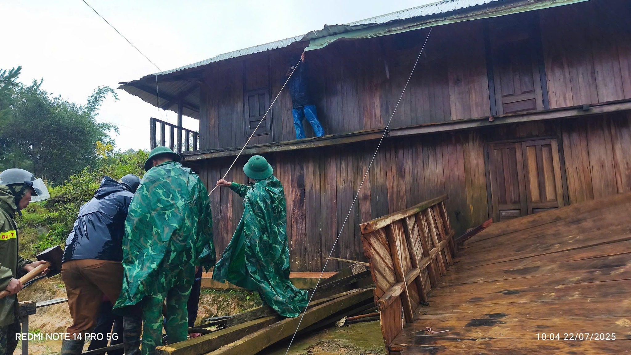 Gió giật mạnh làm hỏng hàng chục ngôi nhà ở Đà Nẵng- Ảnh 2. Gió giật mạnh làm hỏng hàng chục ngôi nhà ở Đà Nẵng- Ảnh 2.