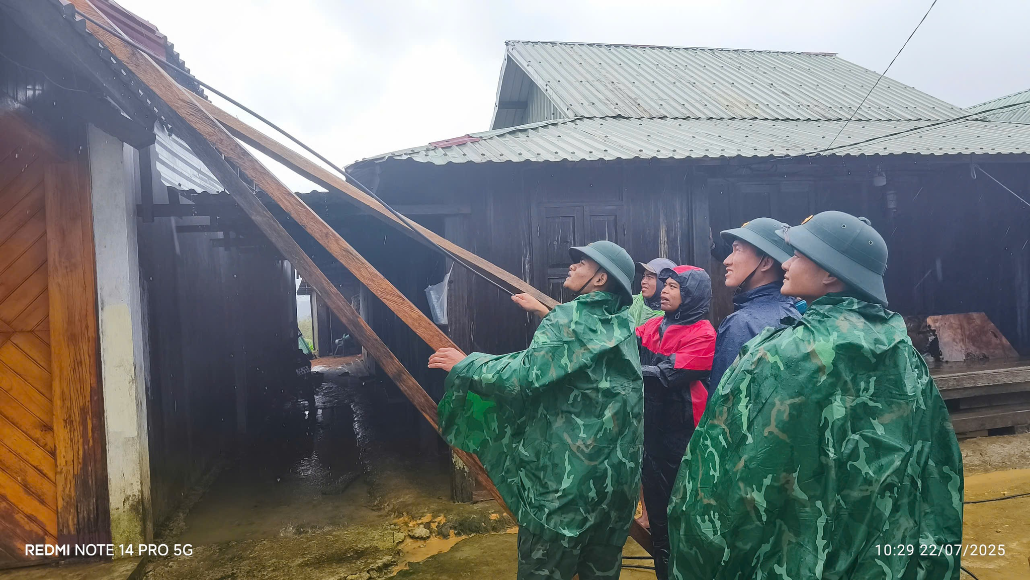Gió giật mạnh làm hỏng hàng chục ngôi nhà ở Đà Nẵng- Ảnh 1. Gió giật mạnh làm hỏng hàng chục ngôi nhà ở Đà Nẵng- Ảnh 1.
