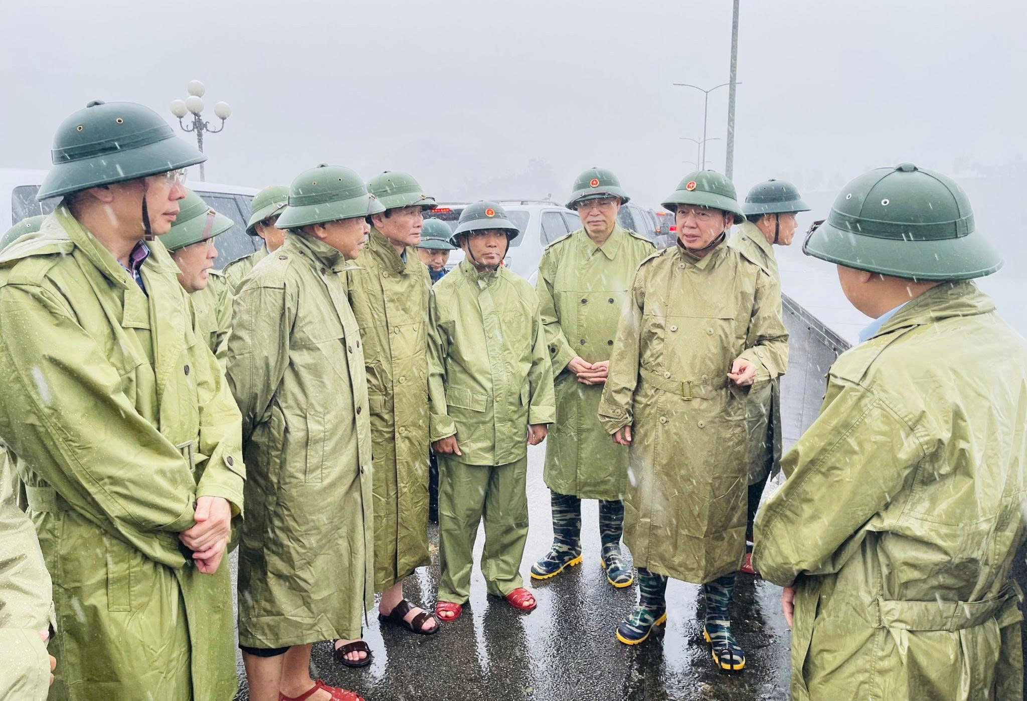 Ph&oacute; Thủ tướng Trần Hồng H&agrave; y&ecirc;u cầu Thanh H&oacute;a r&agrave; so&aacute;t khu vực xung yếu chống b&atilde;o- Ảnh 1.