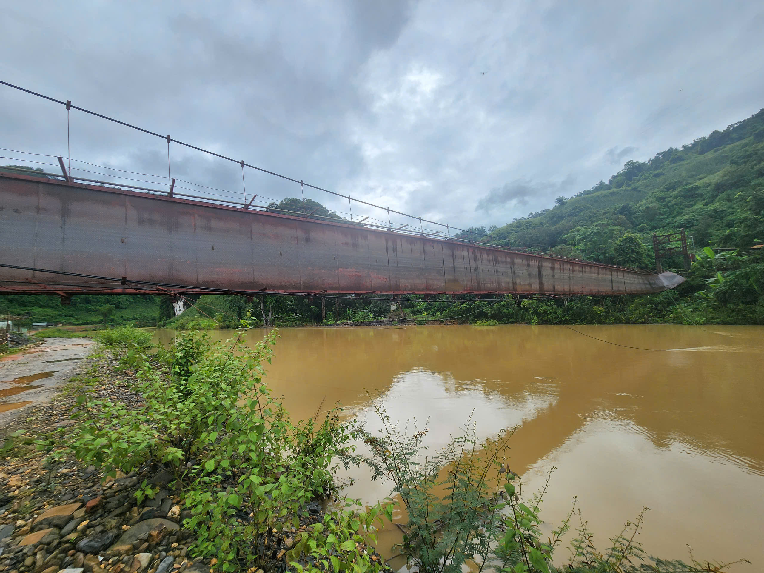 Cận cảnh cầu treo bị đứt c&aacute;p khiến &ocirc; t&ocirc; chở 3 người rơi xuống s&ocirc;ng ở Điện Bi&ecirc;n- Ảnh 4.