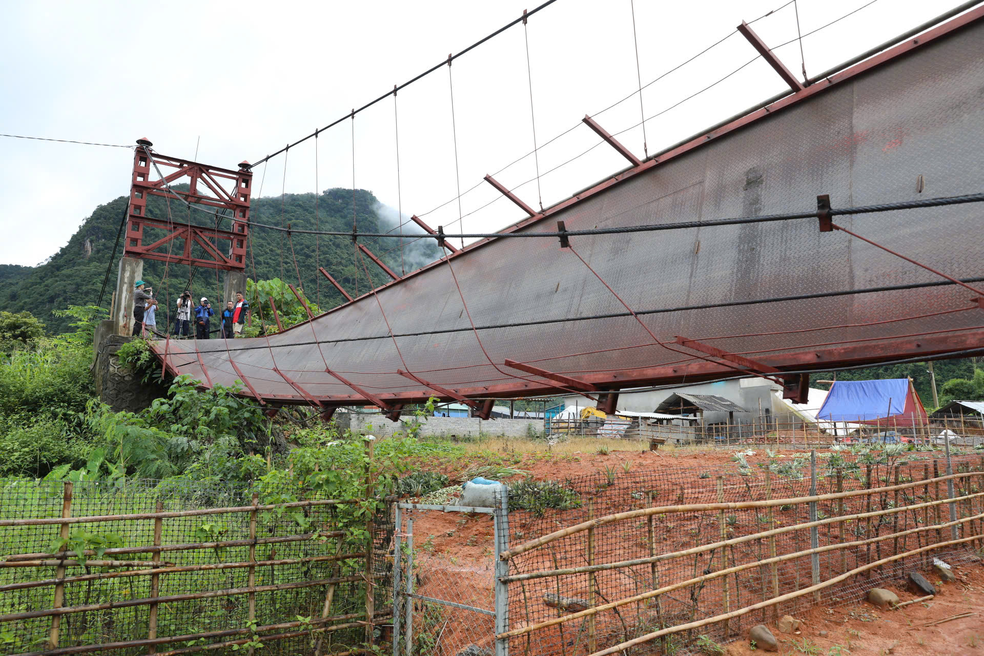 Cận cảnh cầu treo bị đứt c&aacute;p khiến &ocirc; t&ocirc; chở 3 người rơi xuống s&ocirc;ng ở Điện Bi&ecirc;n- Ảnh 8.