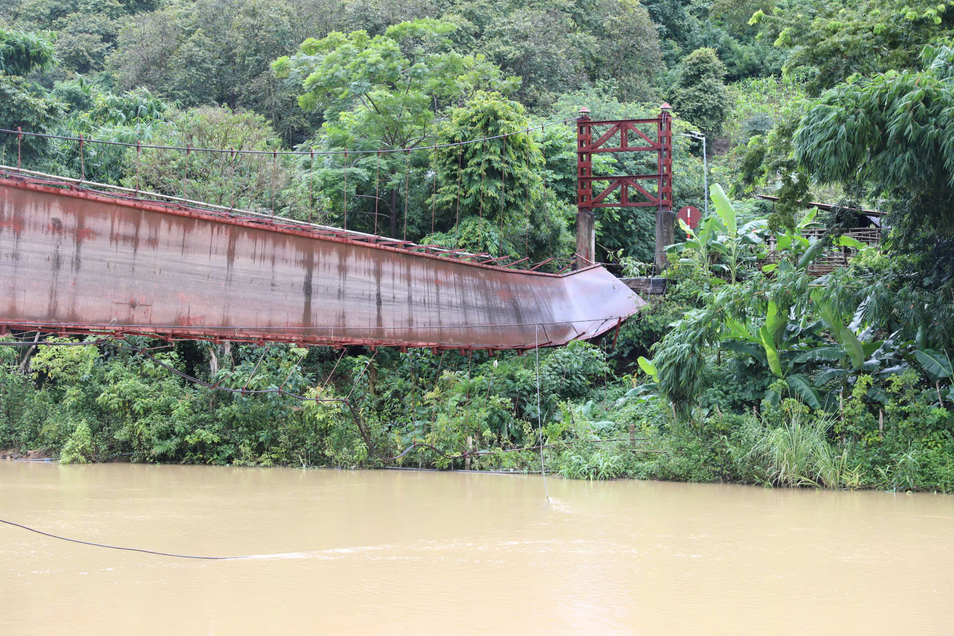 Cận cảnh cầu treo bị đứt c&aacute;p khiến &ocirc; t&ocirc; chở 3 người rơi xuống s&ocirc;ng ở Điện Bi&ecirc;n- Ảnh 1.