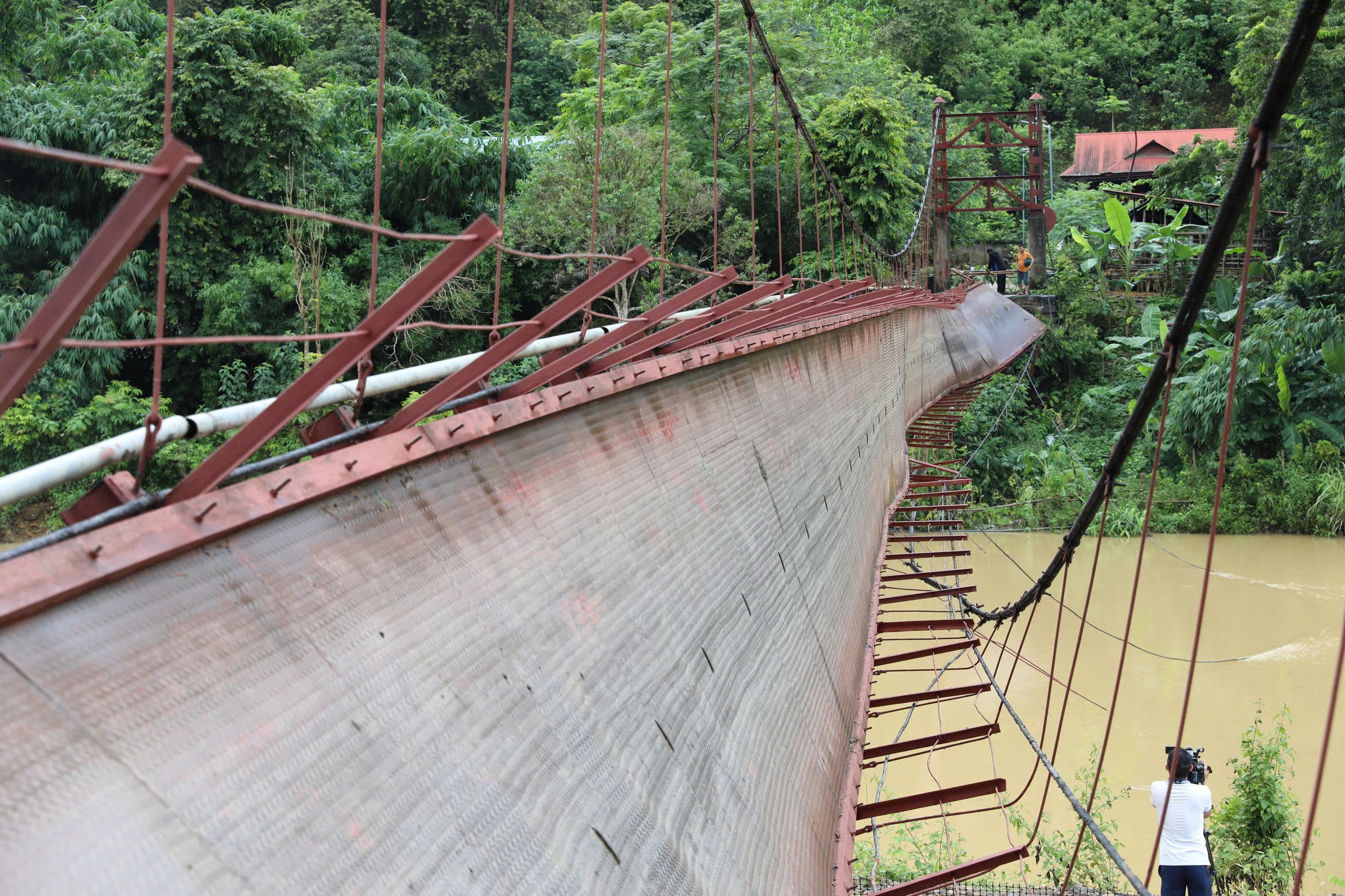 Cận cảnh cầu treo bị đứt c&aacute;p khiến &ocirc; t&ocirc; chở 3 người rơi xuống s&ocirc;ng ở Điện Bi&ecirc;n- Ảnh 2.