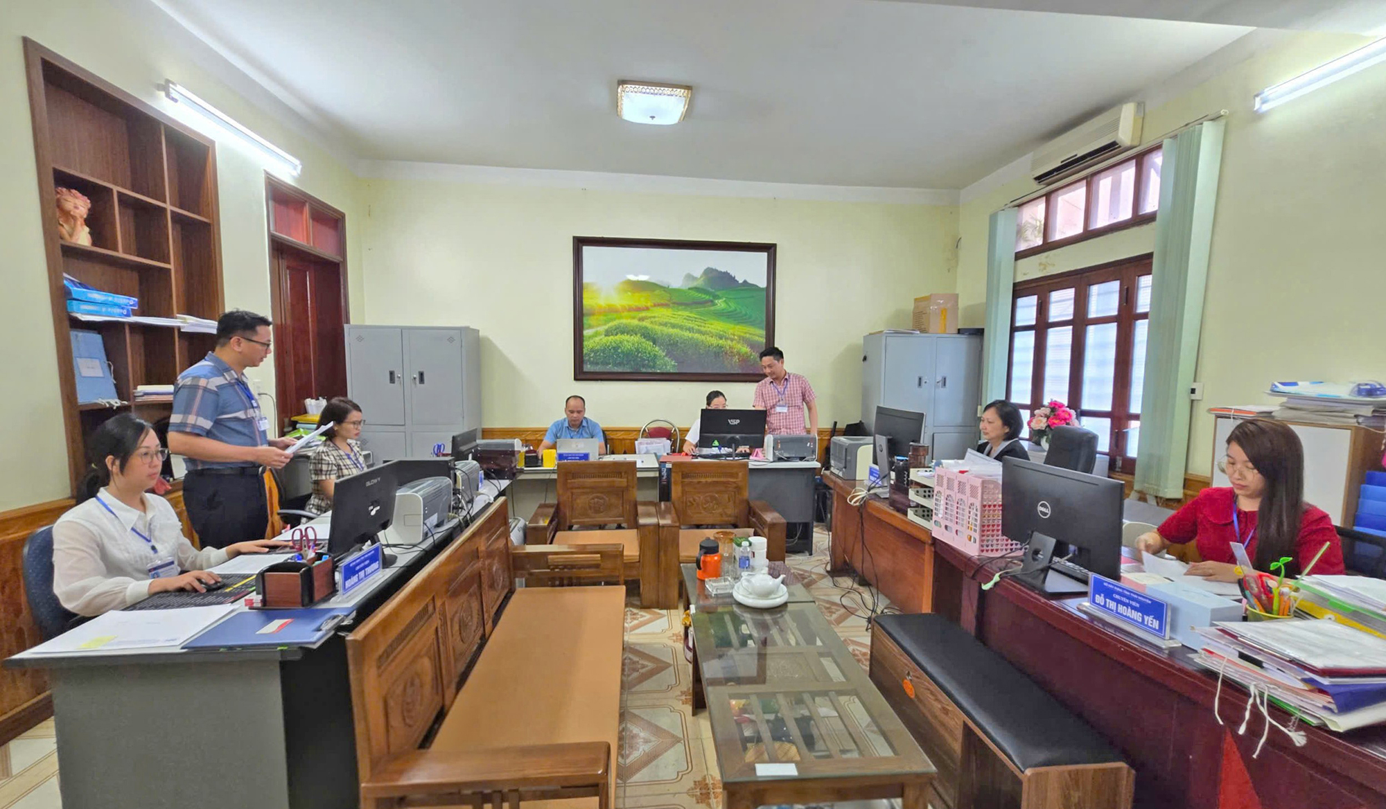 Chuyện đi lại, ăn ở của công chức sau sáp nhập- Ảnh 4. Chuyện đi lại, ăn ở của công chức sau sáp nhập- Ảnh 4.