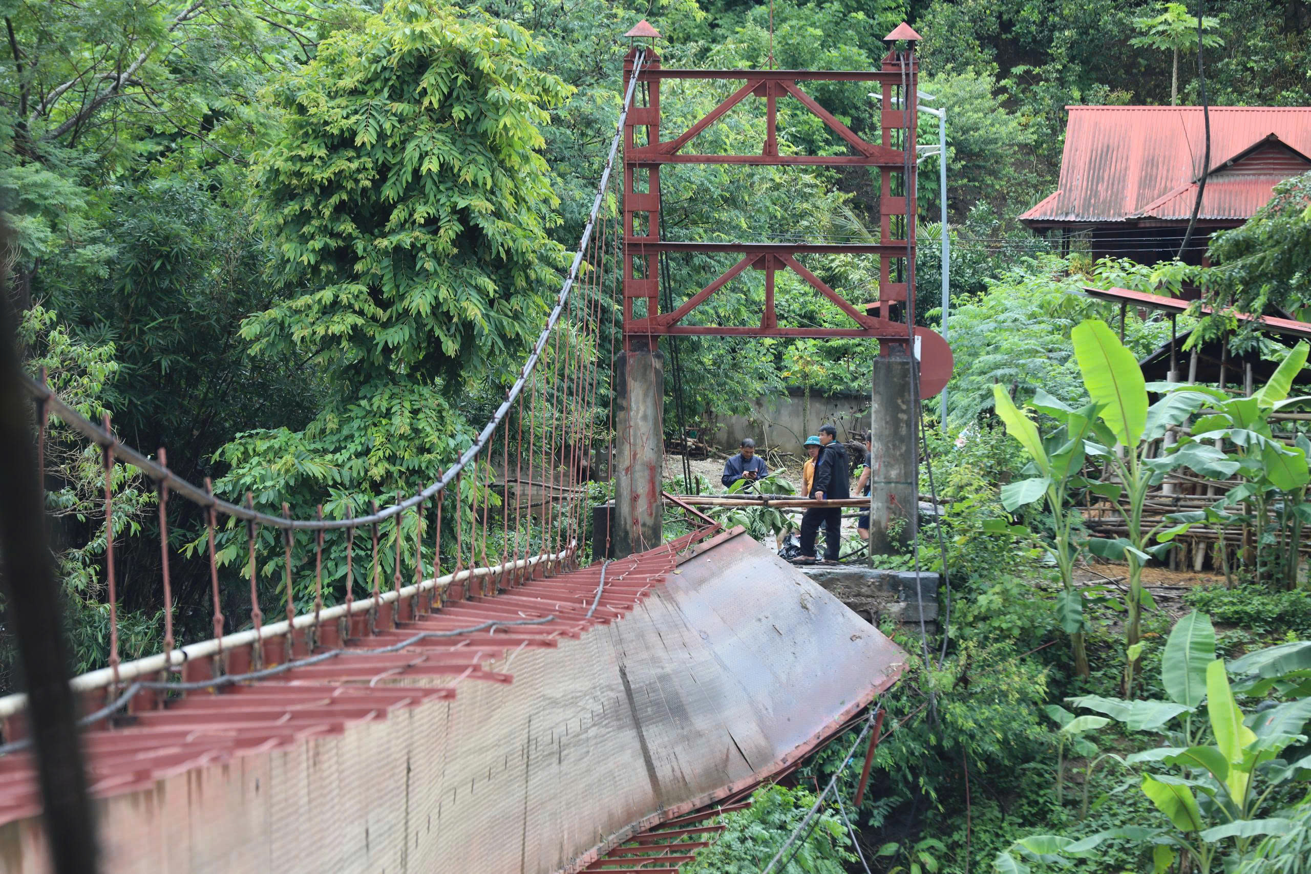 Cận cảnh cầu treo bị đứt c&aacute;p khiến &ocirc; t&ocirc; chở 3 người rơi xuống s&ocirc;ng ở Điện Bi&ecirc;n- Ảnh 6.