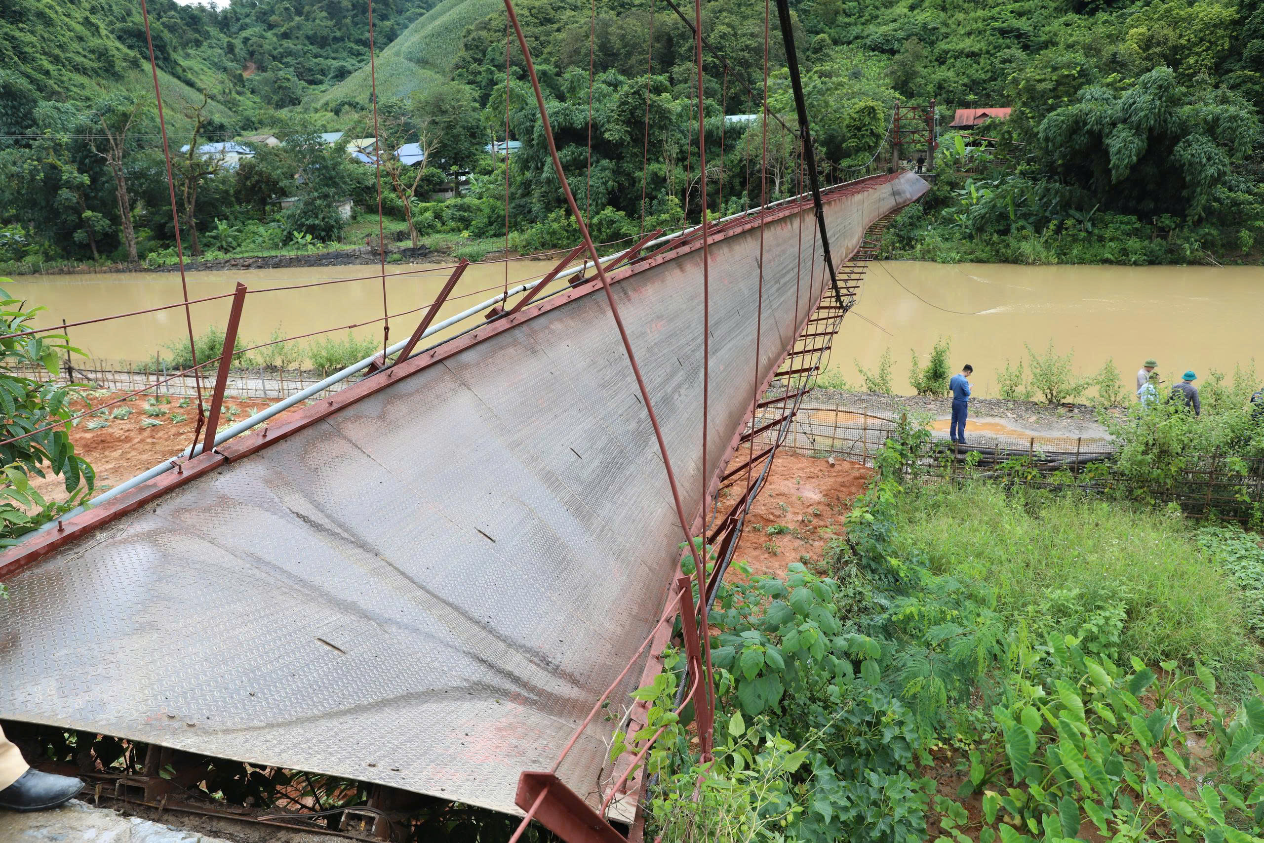 Cận cảnh cầu treo bị đứt c&aacute;p khiến &ocirc; t&ocirc; chở 3 người rơi xuống s&ocirc;ng ở Điện Bi&ecirc;n- Ảnh 5.