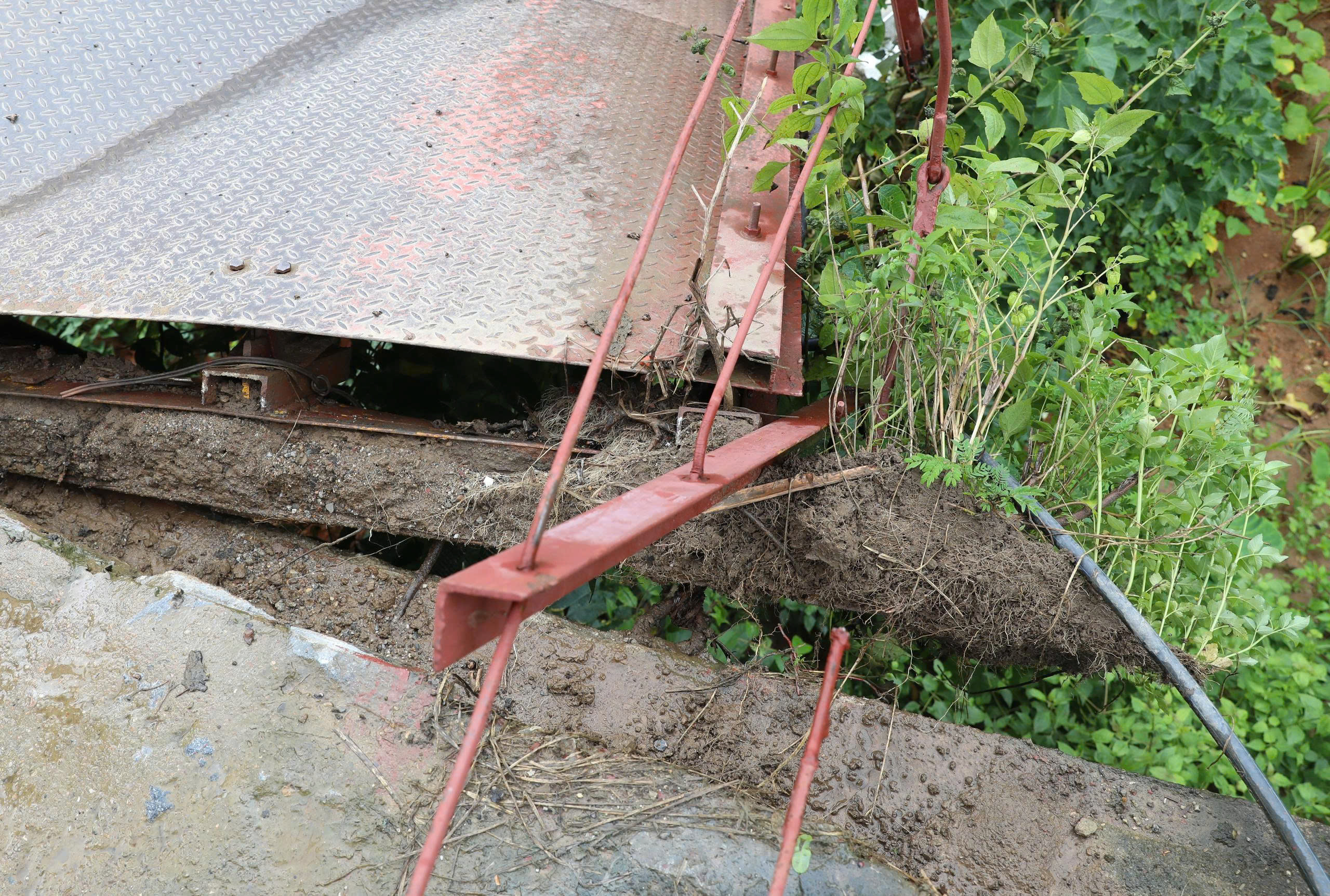 Cận cảnh cầu treo bị đứt c&aacute;p khiến &ocirc; t&ocirc; chở 3 người rơi xuống s&ocirc;ng ở Điện Bi&ecirc;n- Ảnh 7.