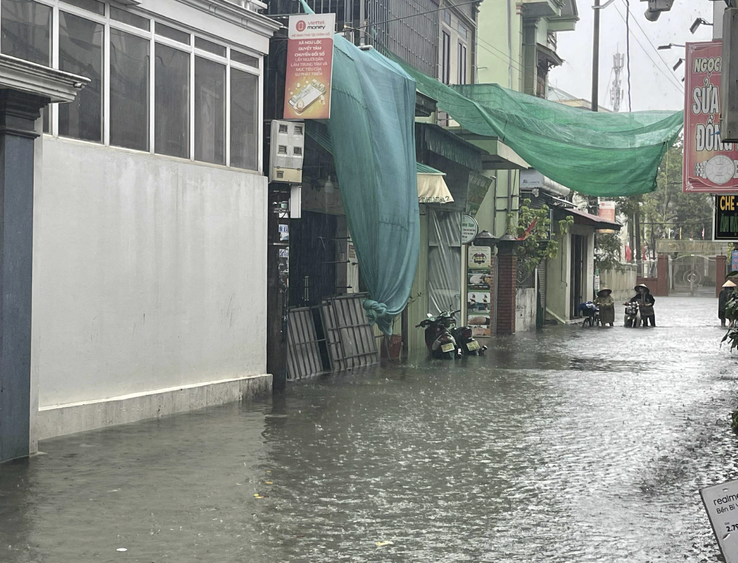 Diễn biến b&atilde;o số 3: Nước ngập đến cổ, người d&acirc;n Nghệ An chạy lũ trong đ&ecirc;m- Ảnh 19.