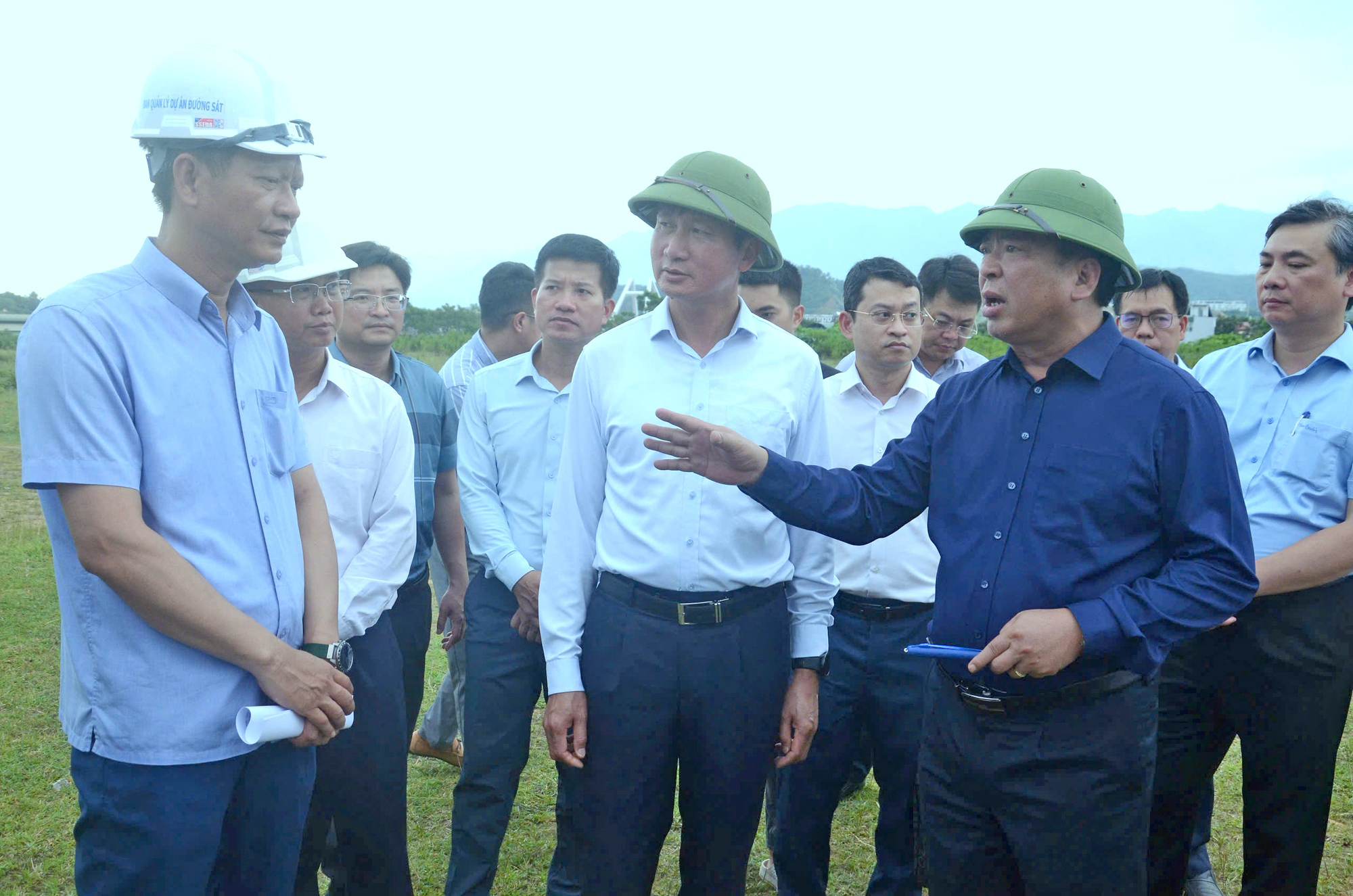 Gấp r&uacute;t lo mặt bằng hai dự &aacute;n đường sắt lớn- Ảnh 2.