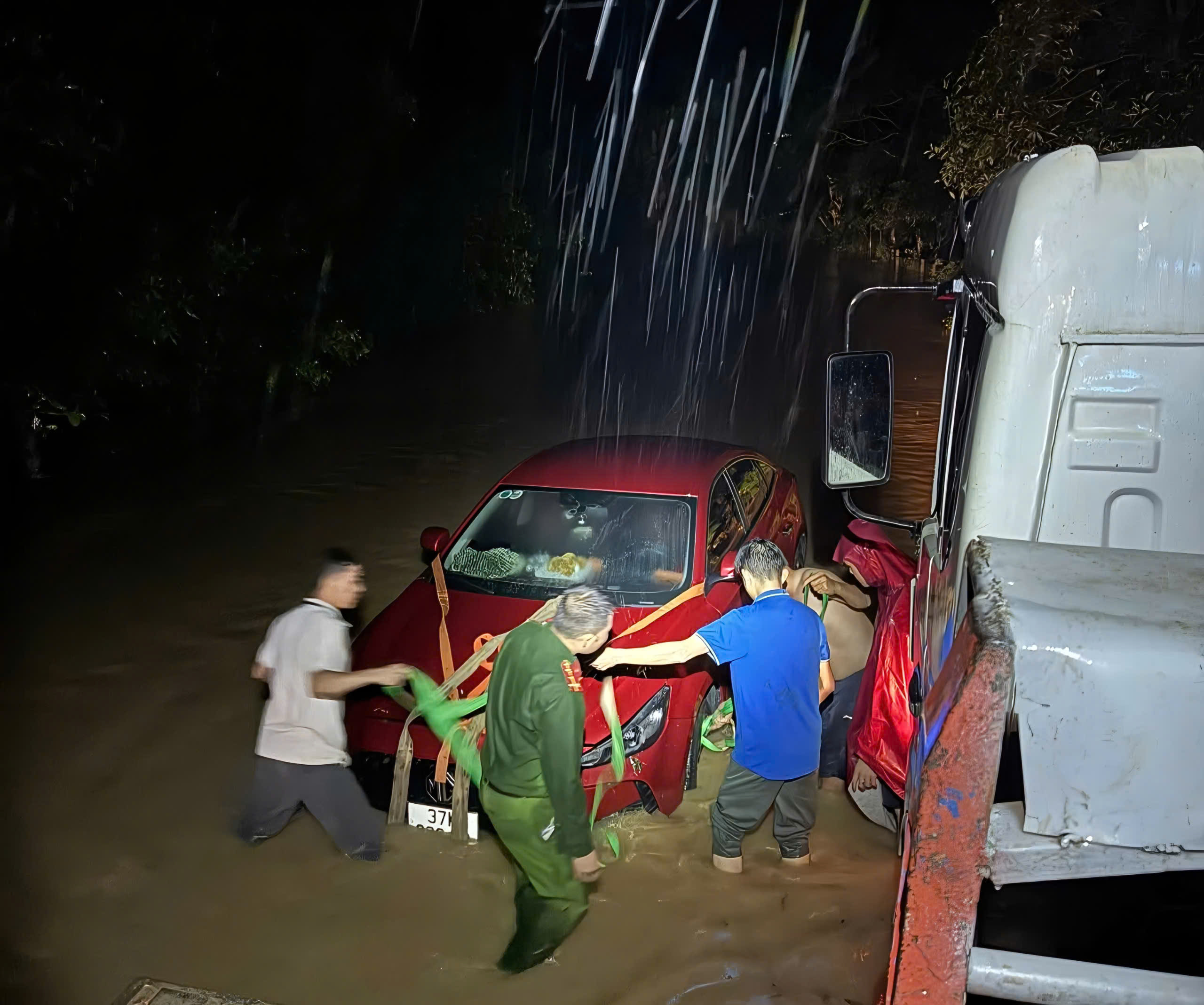 Lũ lớn ập về nhiều x&atilde; v&ugrave;ng bi&ecirc;n ở Nghệ An: Giao th&ocirc;ng chia cắt, nh&agrave; ngập đến m&aacute;i- Ảnh 9.