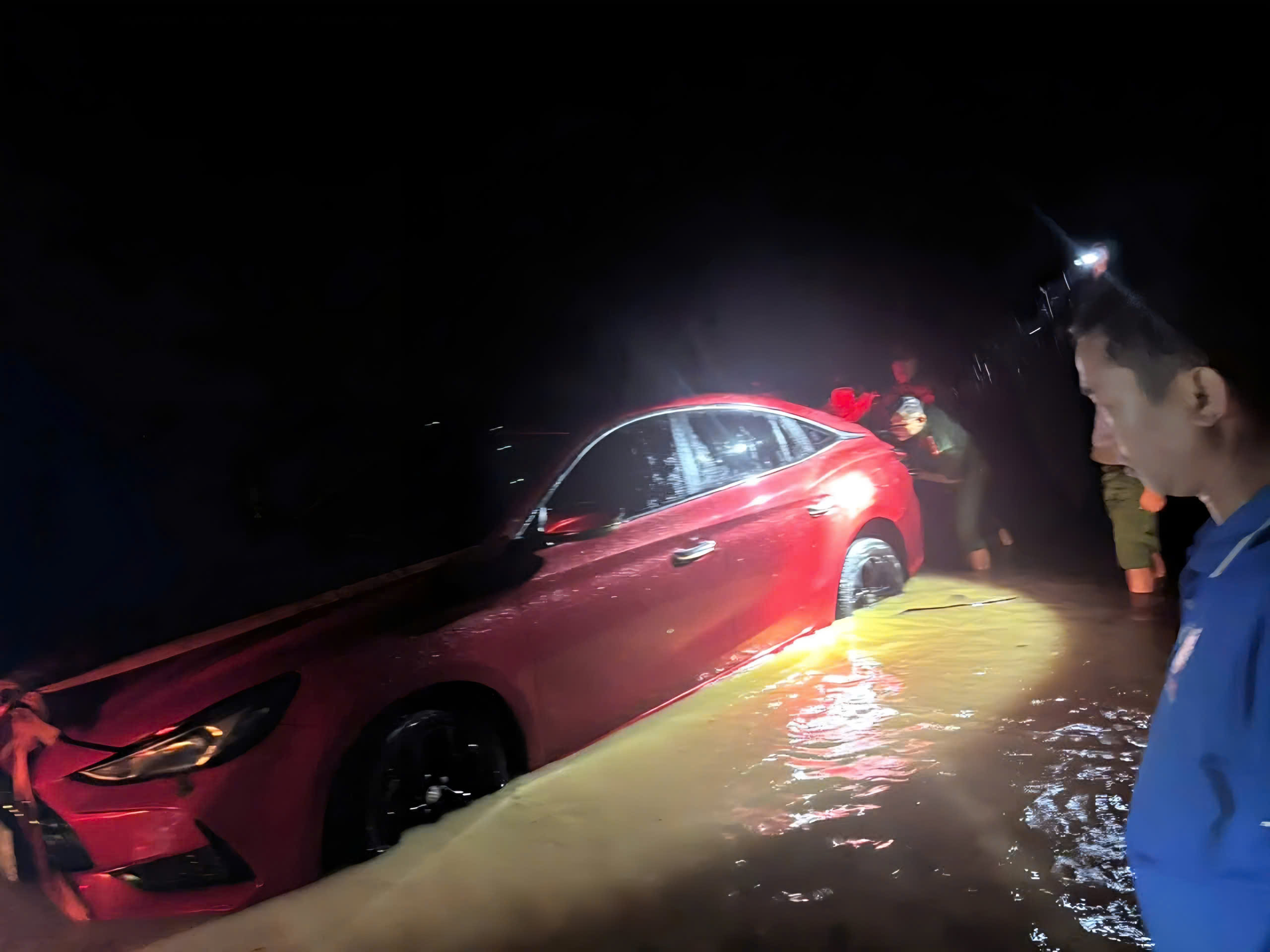 Lũ lớn ập về nhiều x&atilde; v&ugrave;ng bi&ecirc;n ở Nghệ An: Giao th&ocirc;ng chia cắt, nh&agrave; ngập đến m&aacute;i- Ảnh 8.