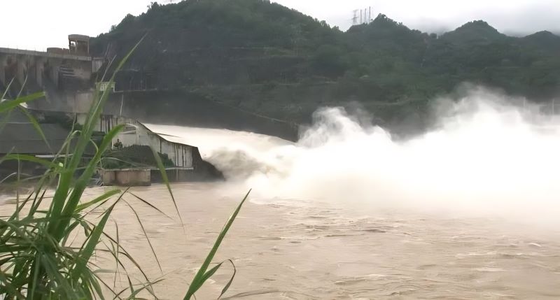 Diễn biến b&atilde;o số 3: Nước ngập đến cổ, người d&acirc;n Nghệ An chạy lũ trong đ&ecirc;m- Ảnh 20.