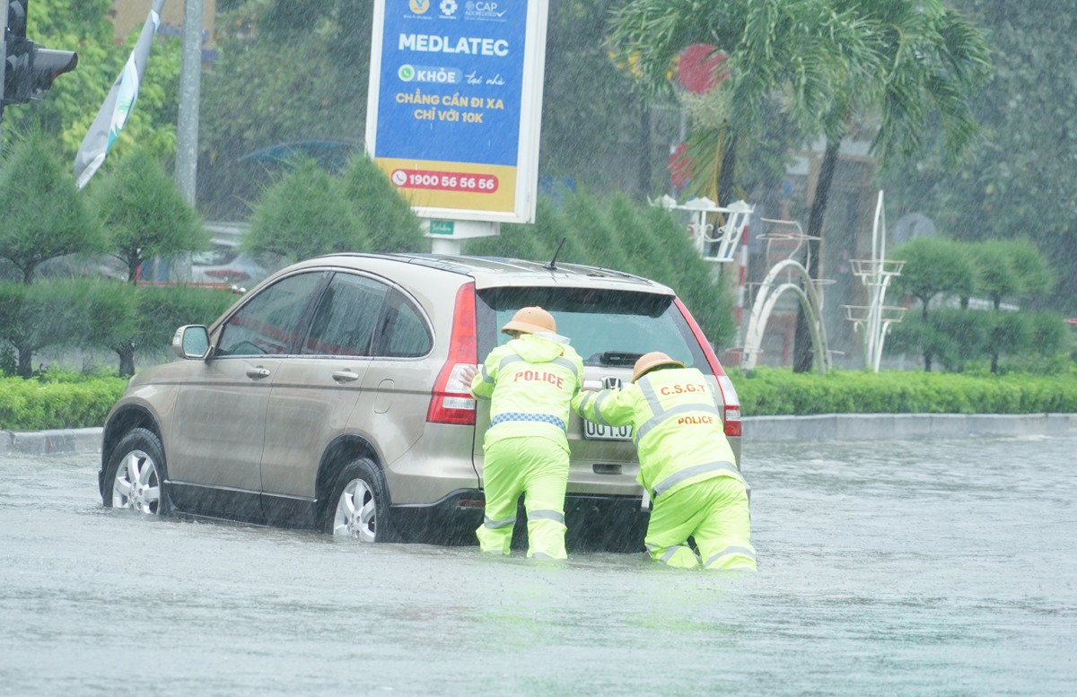 Diễn biến b&atilde;o số 3: Nước ngập đến cổ, người d&acirc;n Nghệ An chạy lũ trong đ&ecirc;m- Ảnh 16.