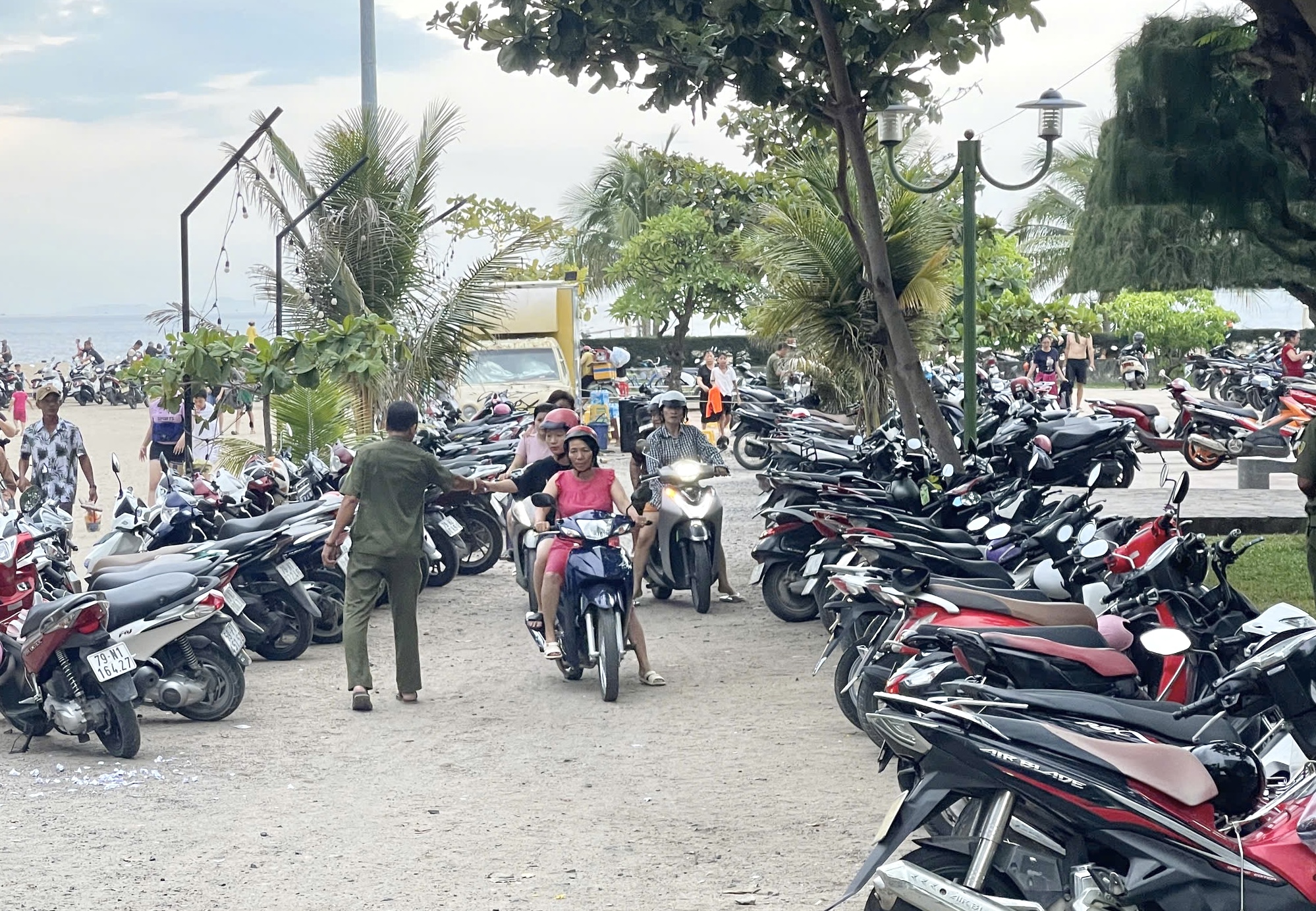 Khánh Hòa: Người dân bức xúc bãi giữ xe lấy danh nghĩa phường, trái quy định- Ảnh 1. Khánh Hòa: Người dân bức xúc bãi giữ xe lấy danh nghĩa phường, trái quy định- Ảnh 1.