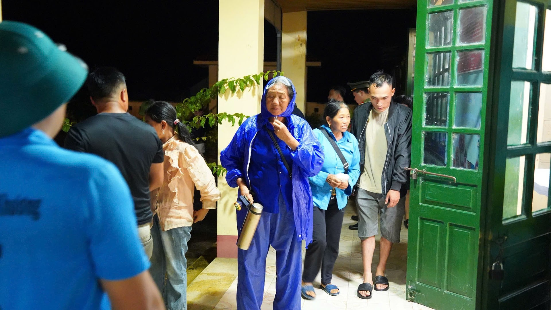 Diễn biến b&atilde;o số 3: Nước ngập đến cổ, người d&acirc;n Nghệ An chạy lũ trong đ&ecirc;m- Ảnh 13.