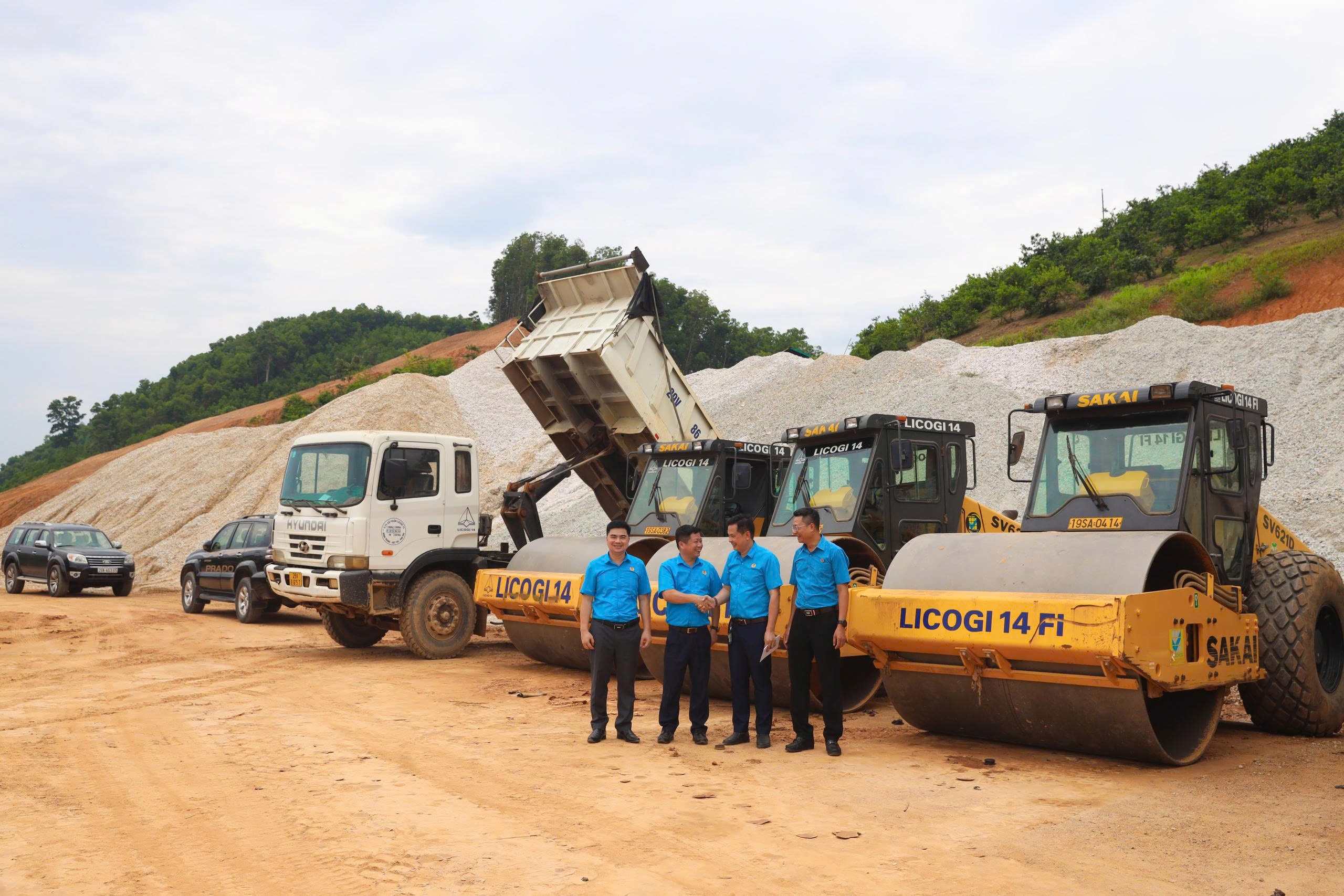 Hơi ấm giữ ch&acirc;n người thợ tr&ecirc;n c&ocirc;ng trường lớn- Ảnh 2.