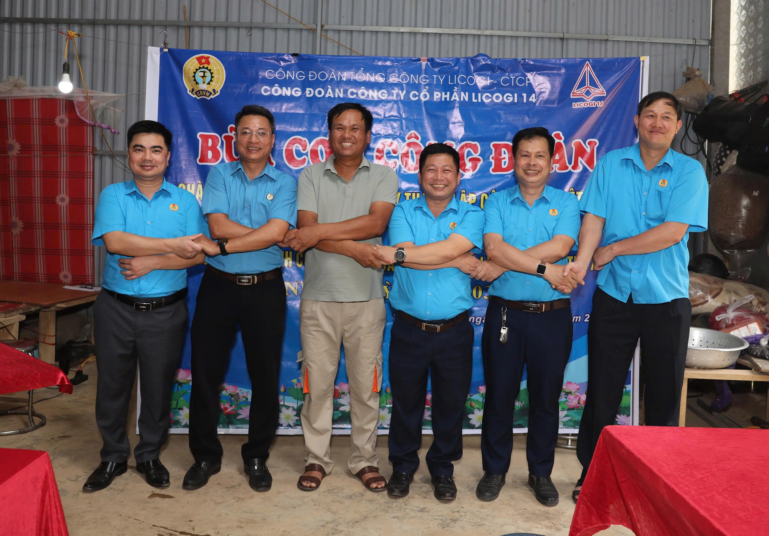 Hơi ấm giữ ch&acirc;n người thợ tr&ecirc;n c&ocirc;ng trường lớn- Ảnh 3.