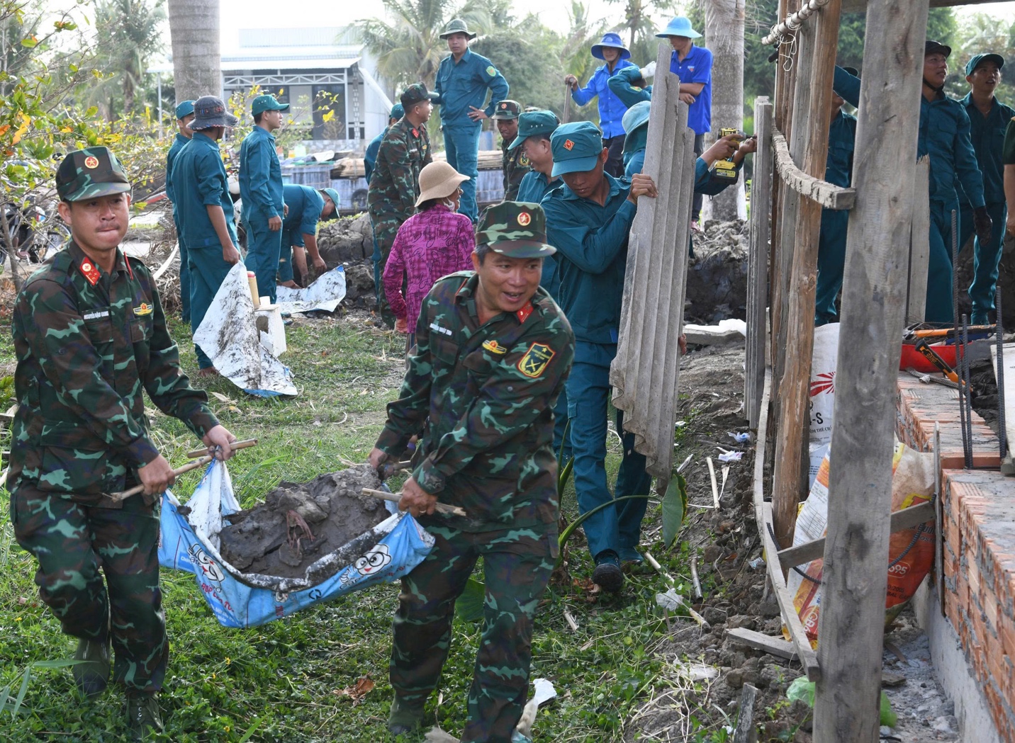 Ấm &aacute;p những ng&ocirc;i nh&agrave; nghĩa t&igrave;nh qu&acirc;n - d&acirc;n- Ảnh 1.