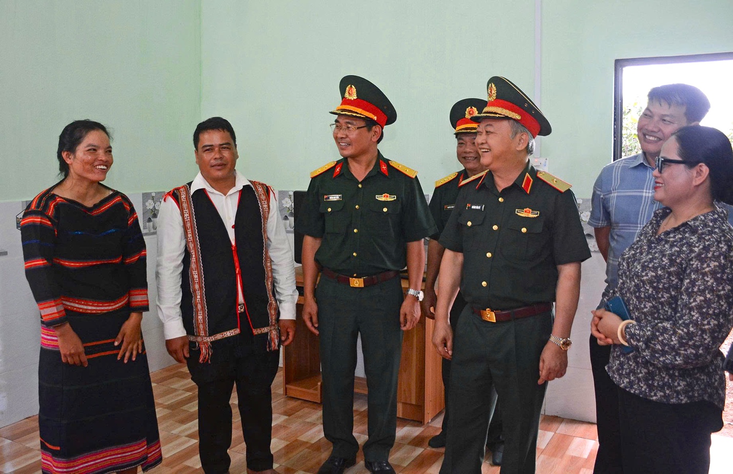 Ấm &aacute;p những ng&ocirc;i nh&agrave; nghĩa t&igrave;nh qu&acirc;n - d&acirc;n- Ảnh 2.