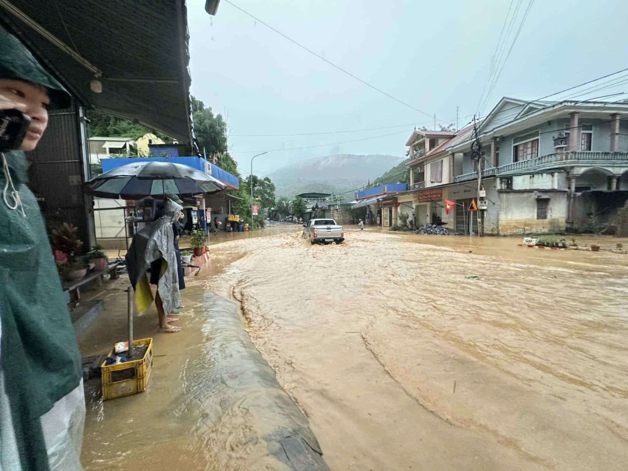 Lũ lớn ập về nhiều x&atilde; v&ugrave;ng bi&ecirc;n ở Nghệ An: Giao th&ocirc;ng chia cắt, nh&agrave; ngập đến m&aacute;i- Ảnh 1.