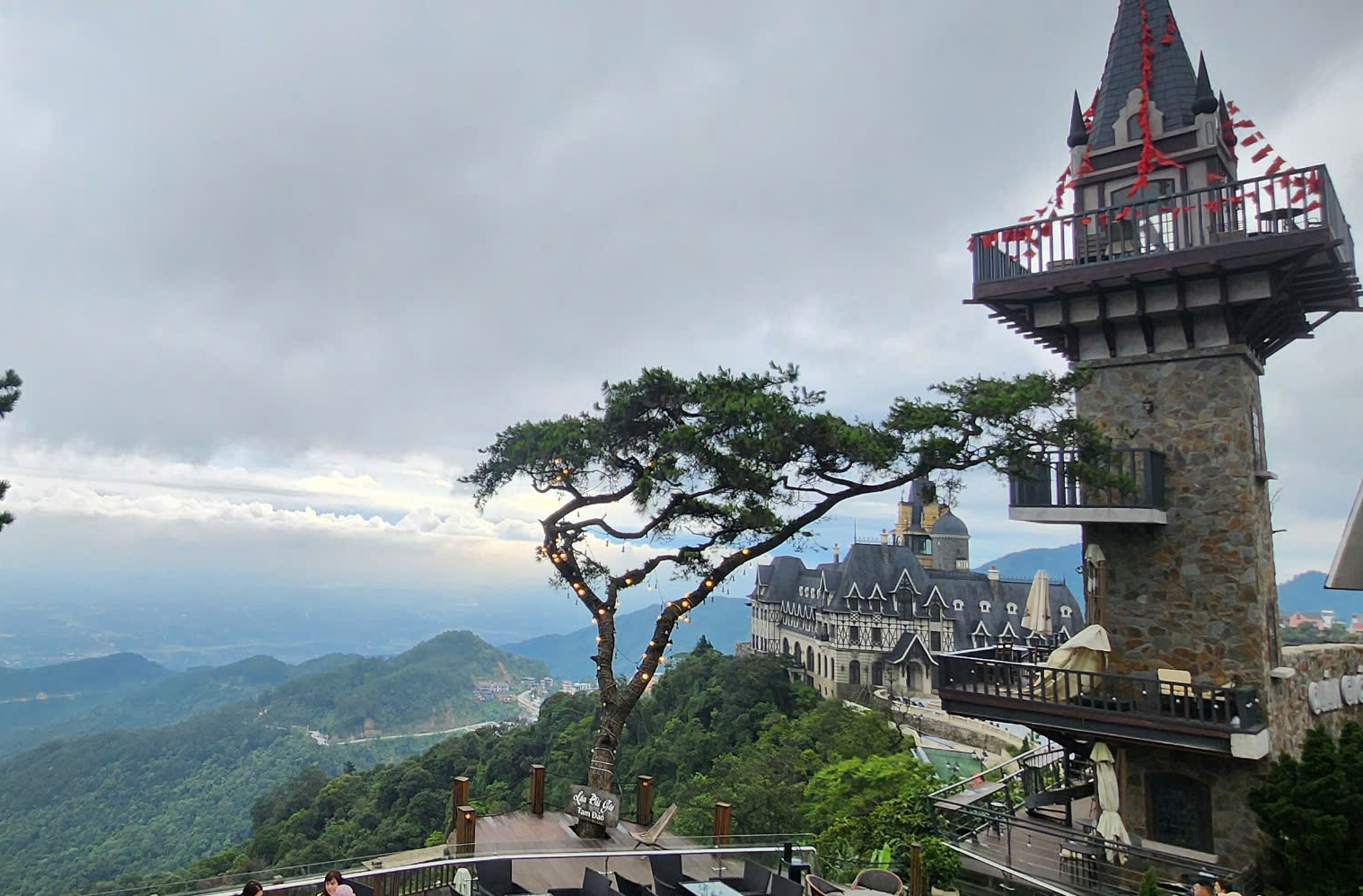 Xuống núi giữa đêm khi đi du lịch Tam Đảo, 2 cô gái bị xâm hại rồi tống tiền- Ảnh 1. Xuống núi giữa đêm khi đi du lịch Tam Đảo, 2 cô gái bị xâm hại rồi tống tiền- Ảnh 1.