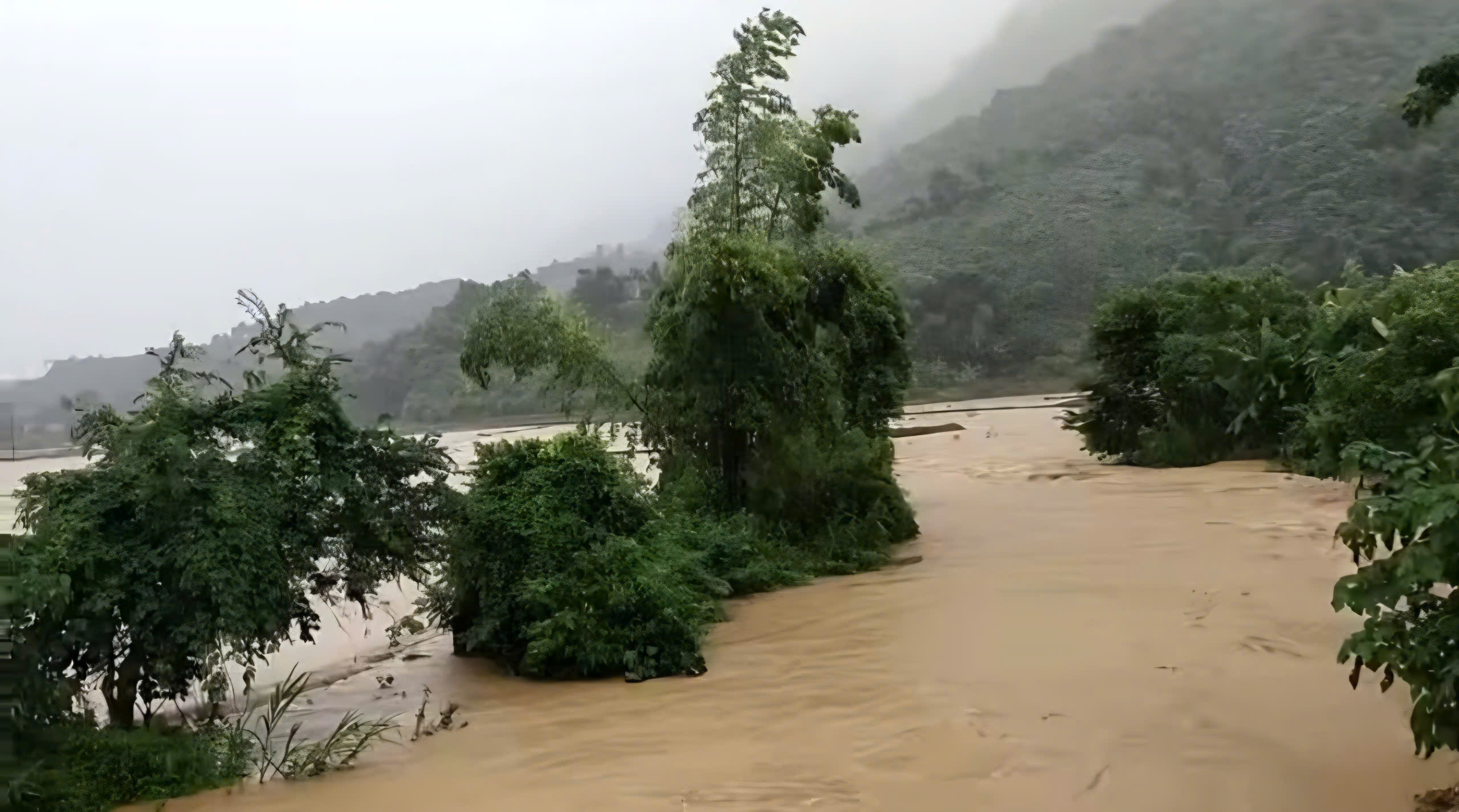 Lũ lớn ập về nhiều x&atilde; v&ugrave;ng bi&ecirc;n ở Nghệ An: Giao th&ocirc;ng chia cắt, nh&agrave; ngập đến m&aacute;i- Ảnh 4.