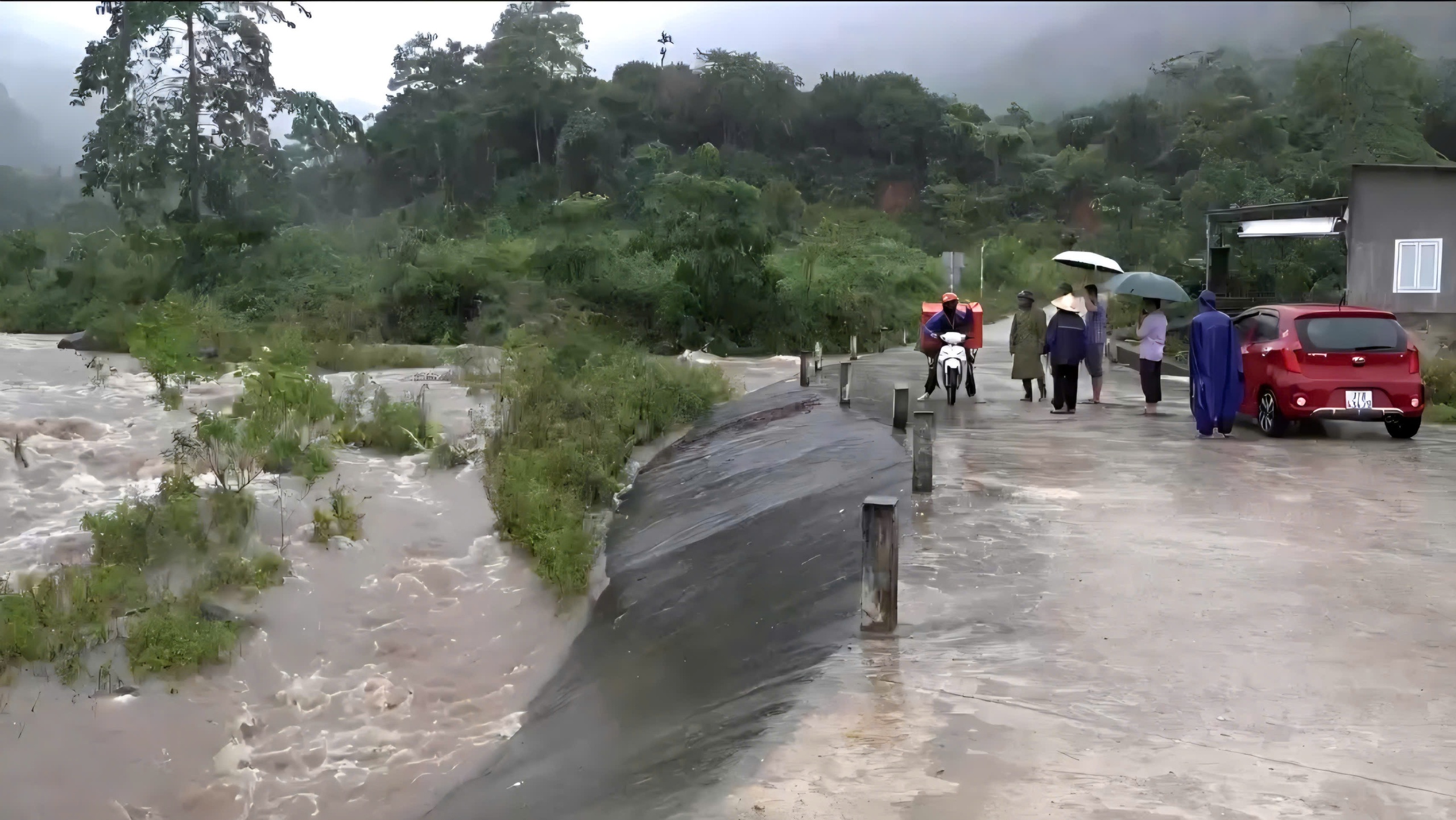 Lũ lớn ập về nhiều x&atilde; v&ugrave;ng bi&ecirc;n ở Nghệ An: Giao th&ocirc;ng chia cắt, nh&agrave; ngập đến m&aacute;i- Ảnh 6.