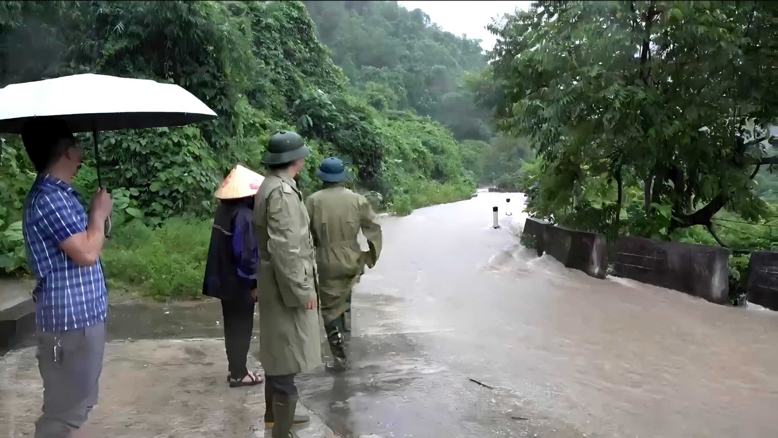 Lũ lớn ập về nhiều x&atilde; v&ugrave;ng bi&ecirc;n ở Nghệ An: Giao th&ocirc;ng chia cắt, nh&agrave; ngập đến m&aacute;i- Ảnh 5.