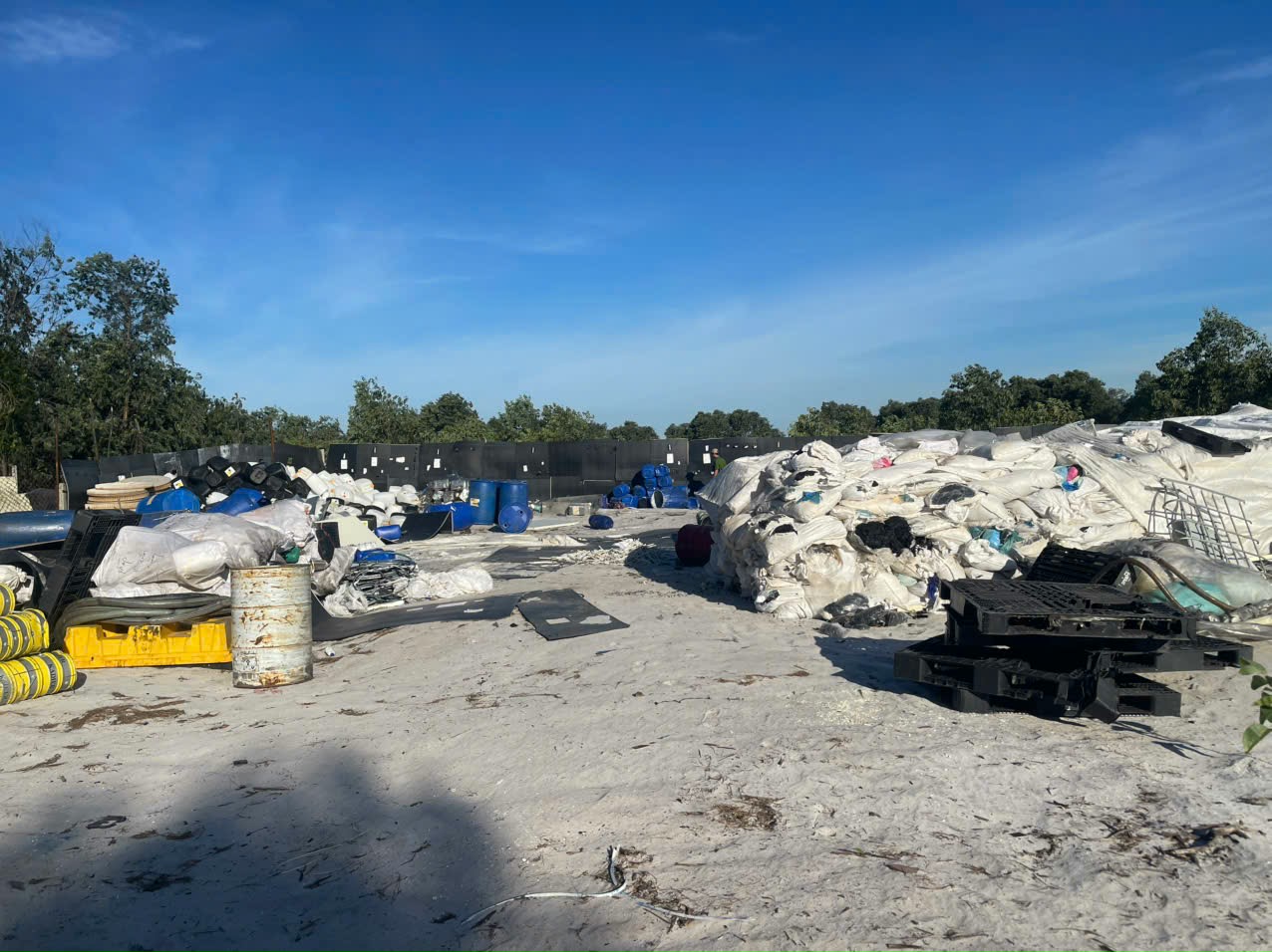 B&aacute;n 2,6 tấn chất thải nguy hại tr&aacute;i quy định, c&ocirc;ng ty ở Huế bị phạt hơn 300 triệu đồng- Ảnh 2.