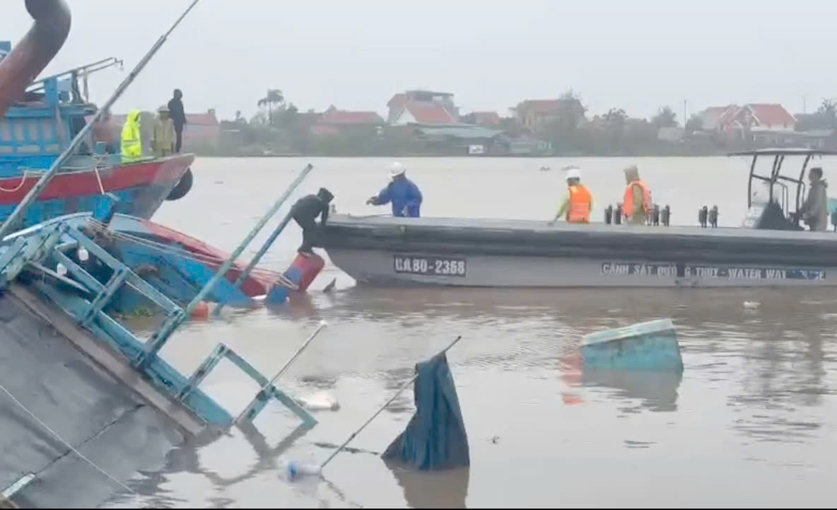 Quảng Ninh: Tàu cá lật vì gió lốc, 9 người được cứu kịp thời- Ảnh 2. Quảng Ninh: Tàu cá lật vì gió lốc, 9 người được cứu kịp thời- Ảnh 2.