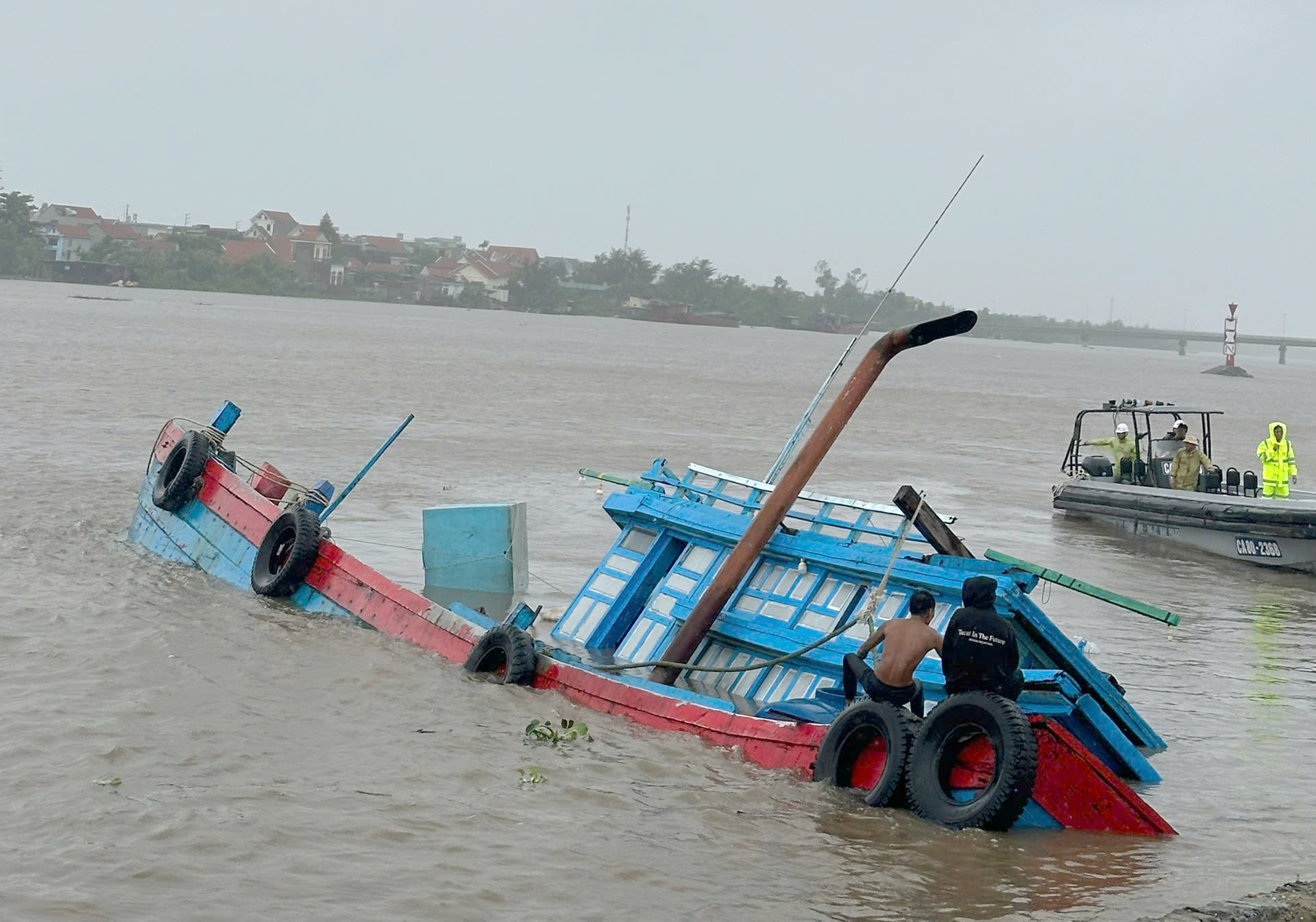 Quảng Ninh: Tàu cá lật vì gió lốc, 9 người được cứu kịp thời- Ảnh 1. Quảng Ninh: Tàu cá lật vì gió lốc, 9 người được cứu kịp thời- Ảnh 1.