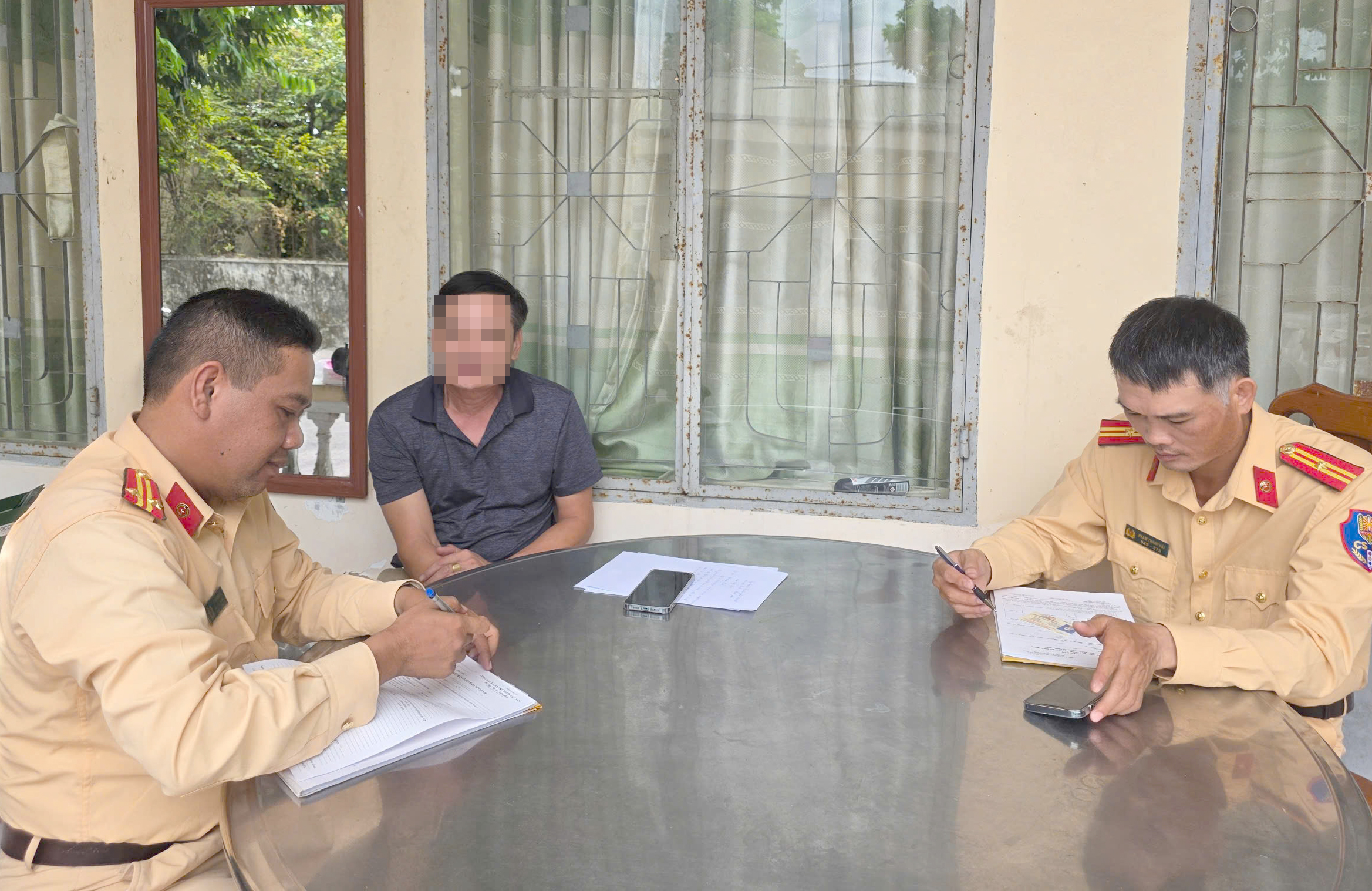 T&agrave;i xế &ocirc; t&ocirc; biển xanh vượt ẩu tr&ecirc;n cao tốc bị phạt 5 triệu đồng, trừ điểm bằng l&aacute;i- Ảnh 1.