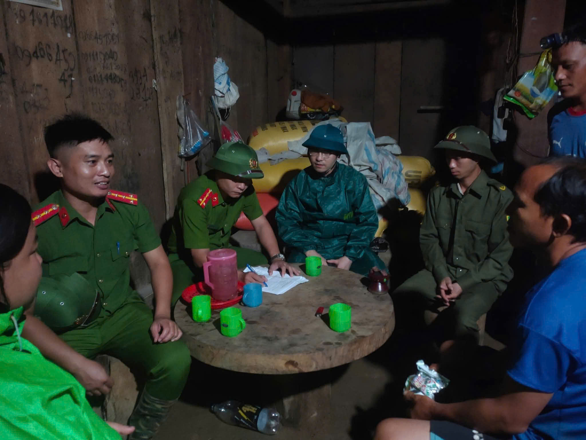 Diễn biến b&atilde;o số 3: Nước ngập đến cổ, người d&acirc;n Nghệ An chạy lũ trong đ&ecirc;m- Ảnh 9.