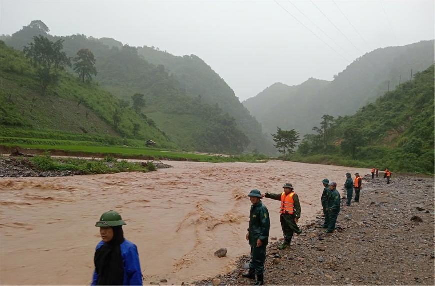 Diễn biến b&atilde;o số 3: Nước ngập đến cổ, người d&acirc;n Nghệ An chạy lũ trong đ&ecirc;m- Ảnh 5.