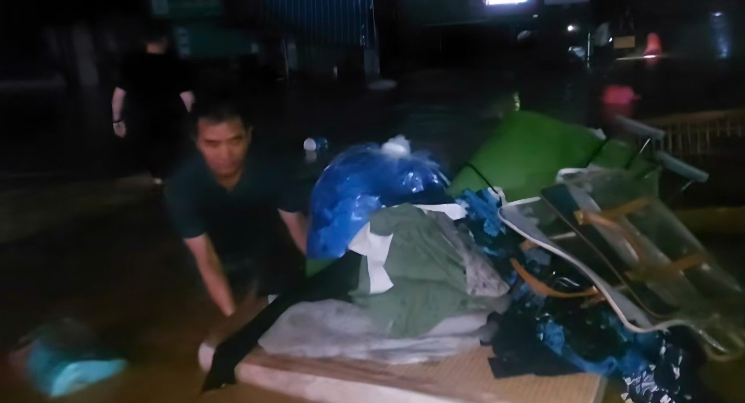 Diễn biến b&atilde;o số 3: Nước ngập đến cổ, người d&acirc;n Nghệ An chạy lũ trong đ&ecirc;m- Ảnh 1.