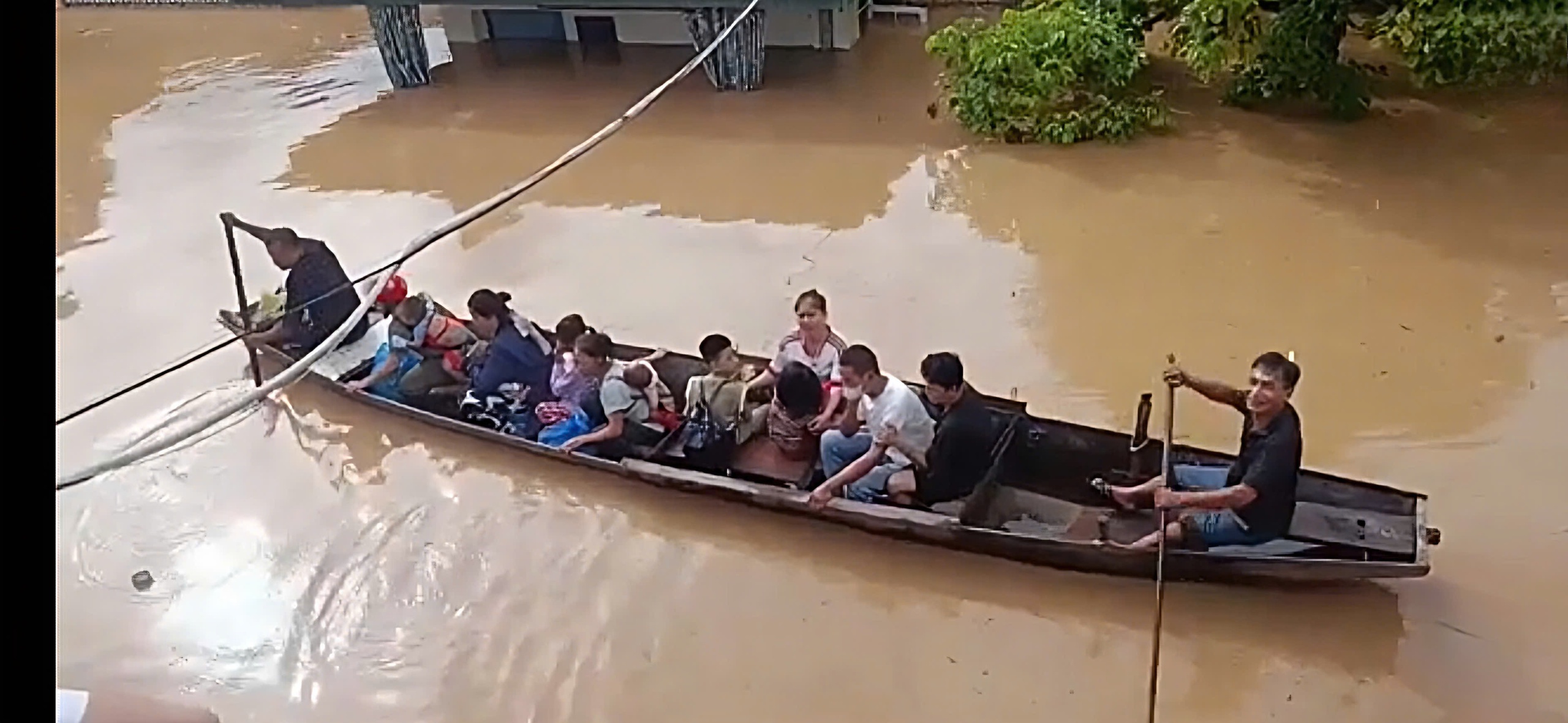 Lốc xo&aacute;y l&agrave;m tốc m&aacute;i h&agrave;ng chục ng&ocirc;i nh&agrave;, trường học, sơ t&aacute;n 140 bệnh nh&acirc;n đến nơi an to&agrave;n- Ảnh 4.
