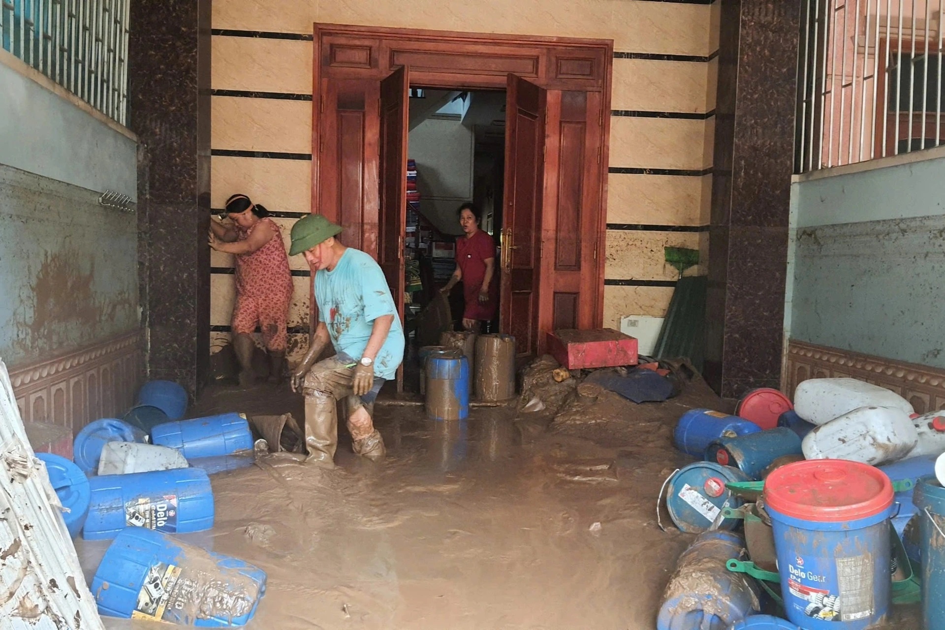 C&aacute;c x&atilde; miền T&acirc;y Nghệ An tan hoang sau lũ, h&agrave;ng trăm ng&ocirc;i nh&agrave; ch&igrave;m trong biển nước- Ảnh 8.