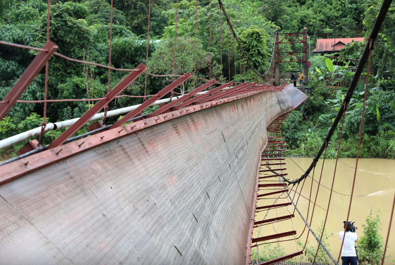 Thời điểm cầu Pa Thơm bị đứt d&acirc;y c&aacute;p c&oacute; 1 xe &ocirc; t&ocirc; b&aacute;n tải v&agrave; 1 xe m&aacute;y đi qua.